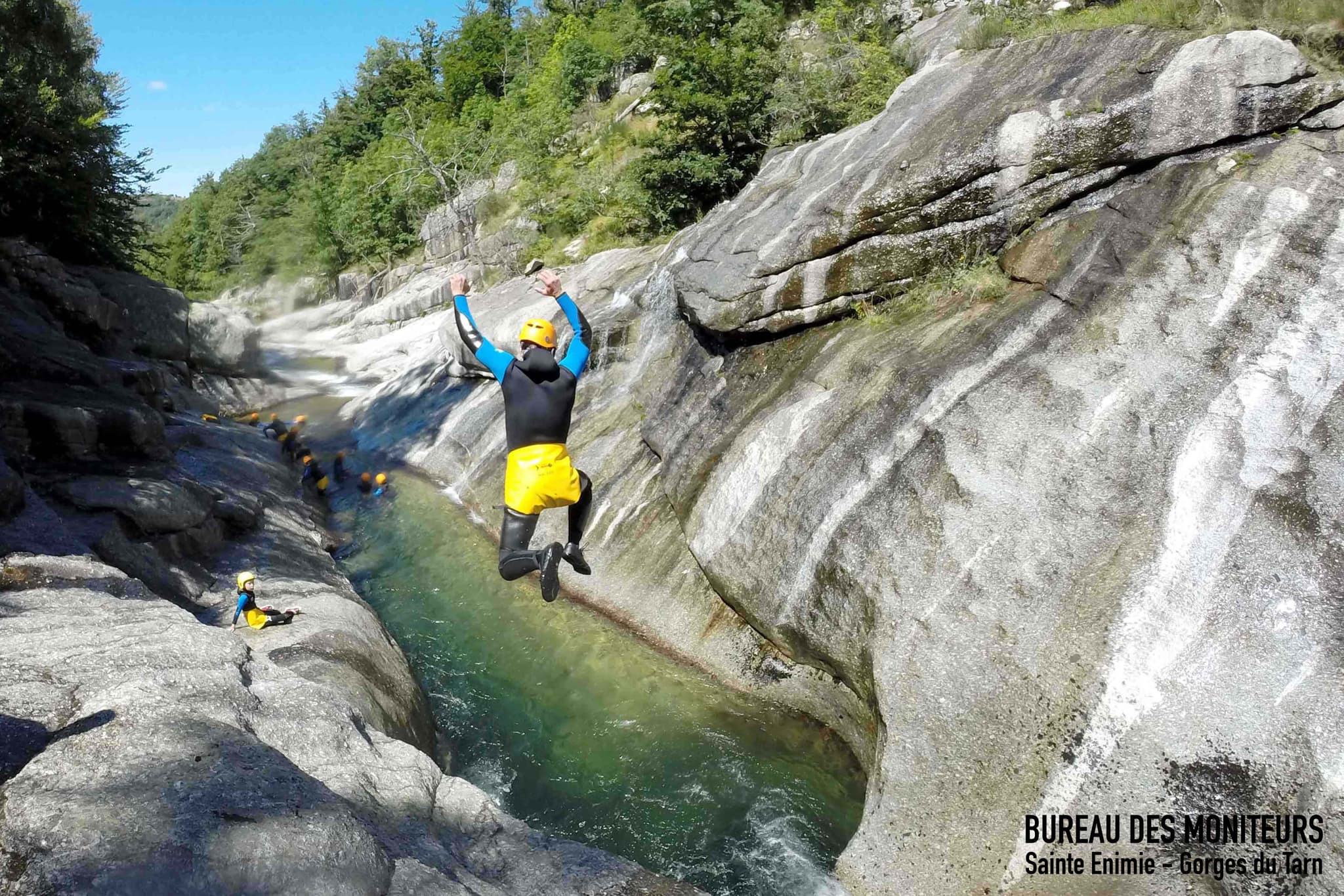 Canyoning Famille - Joli saut dans une superbe piscine naturelle