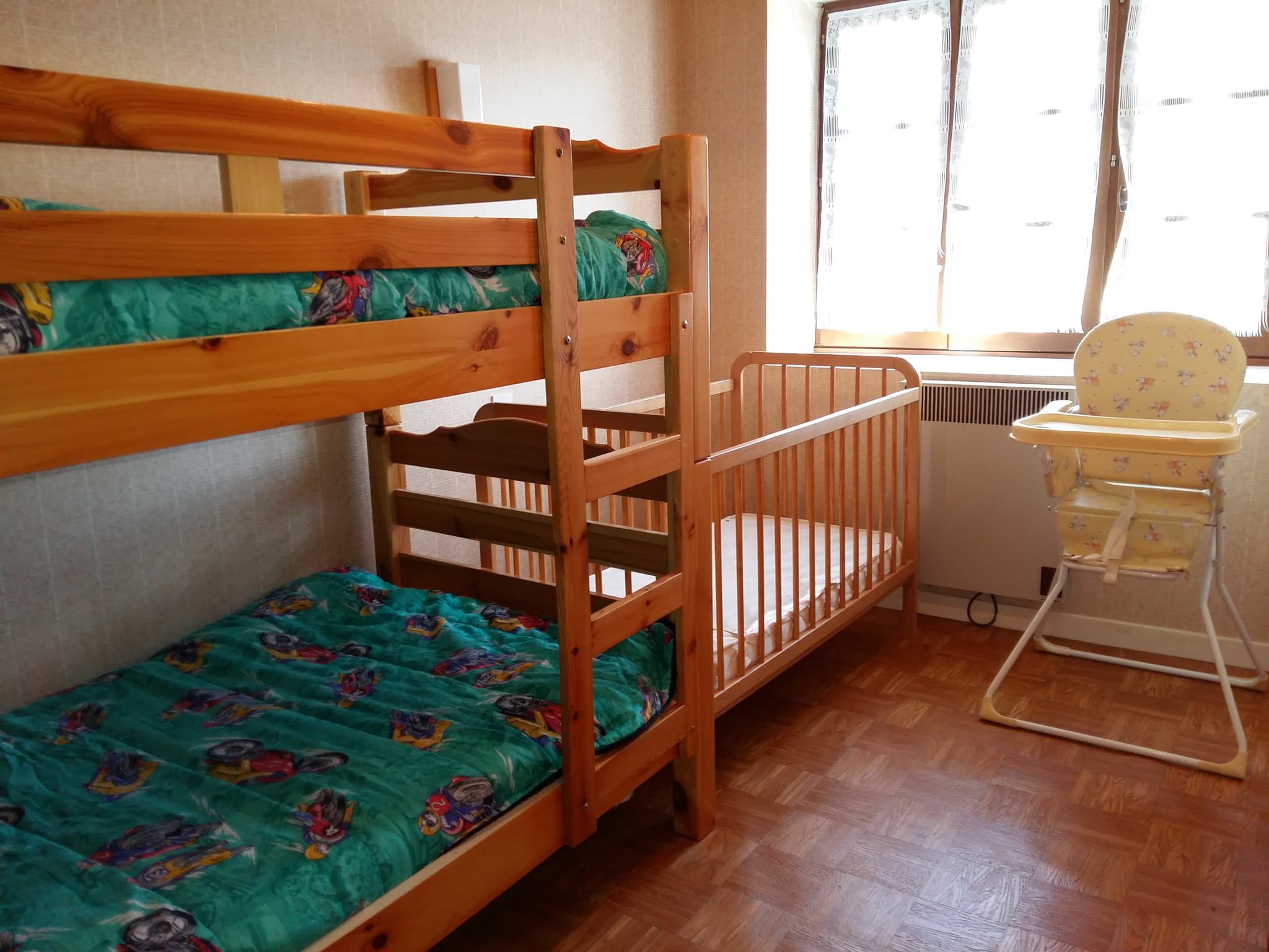 2e Chambre - 2 lits 1 place + 1 lit bébé + 1 chaise haute