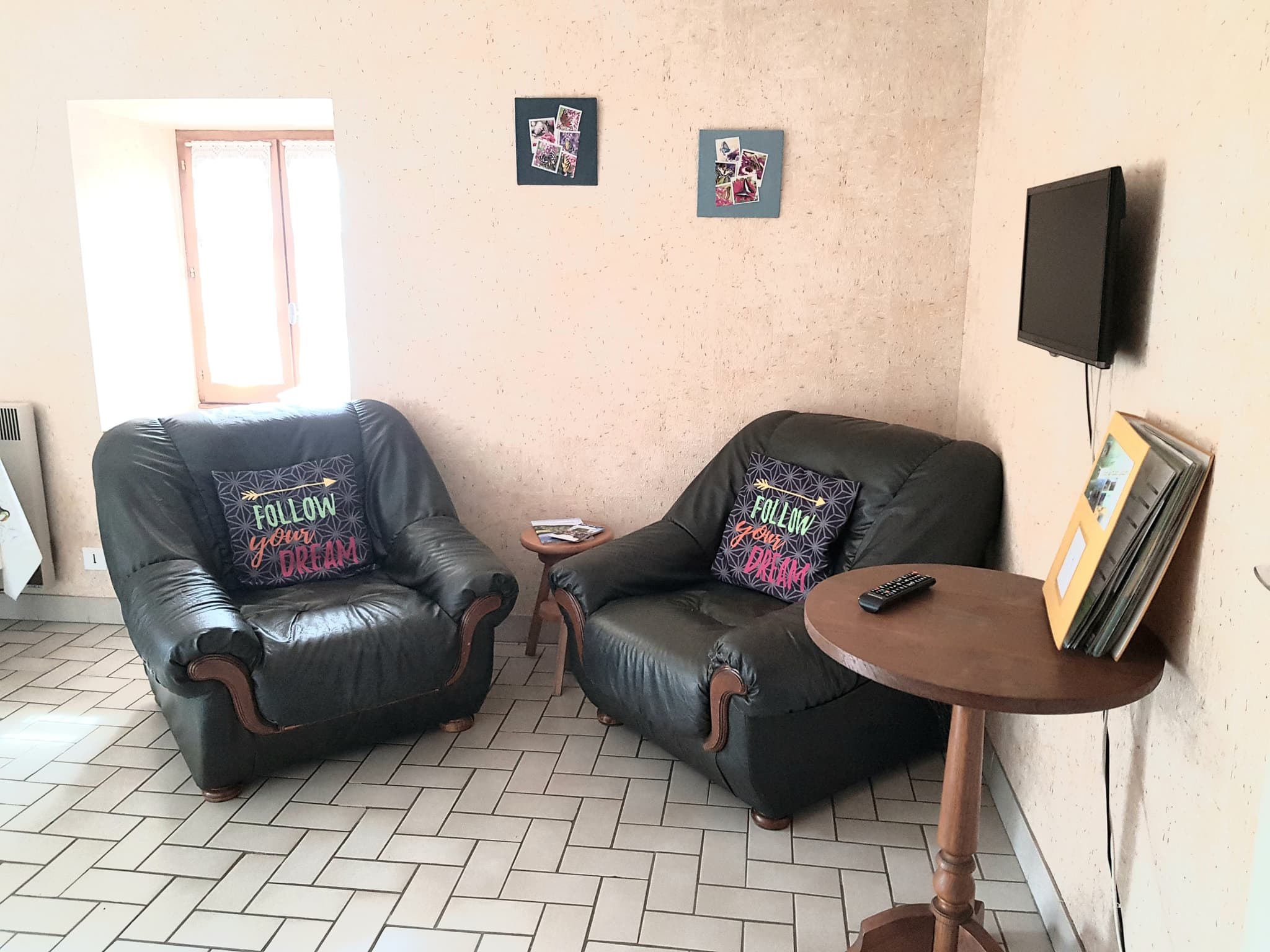 Coin Salon avec TV couleur écran plat TNT