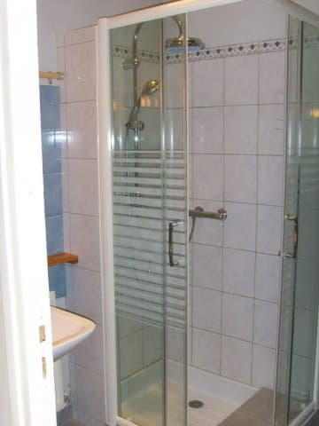 Salle de bain avec douche et WC