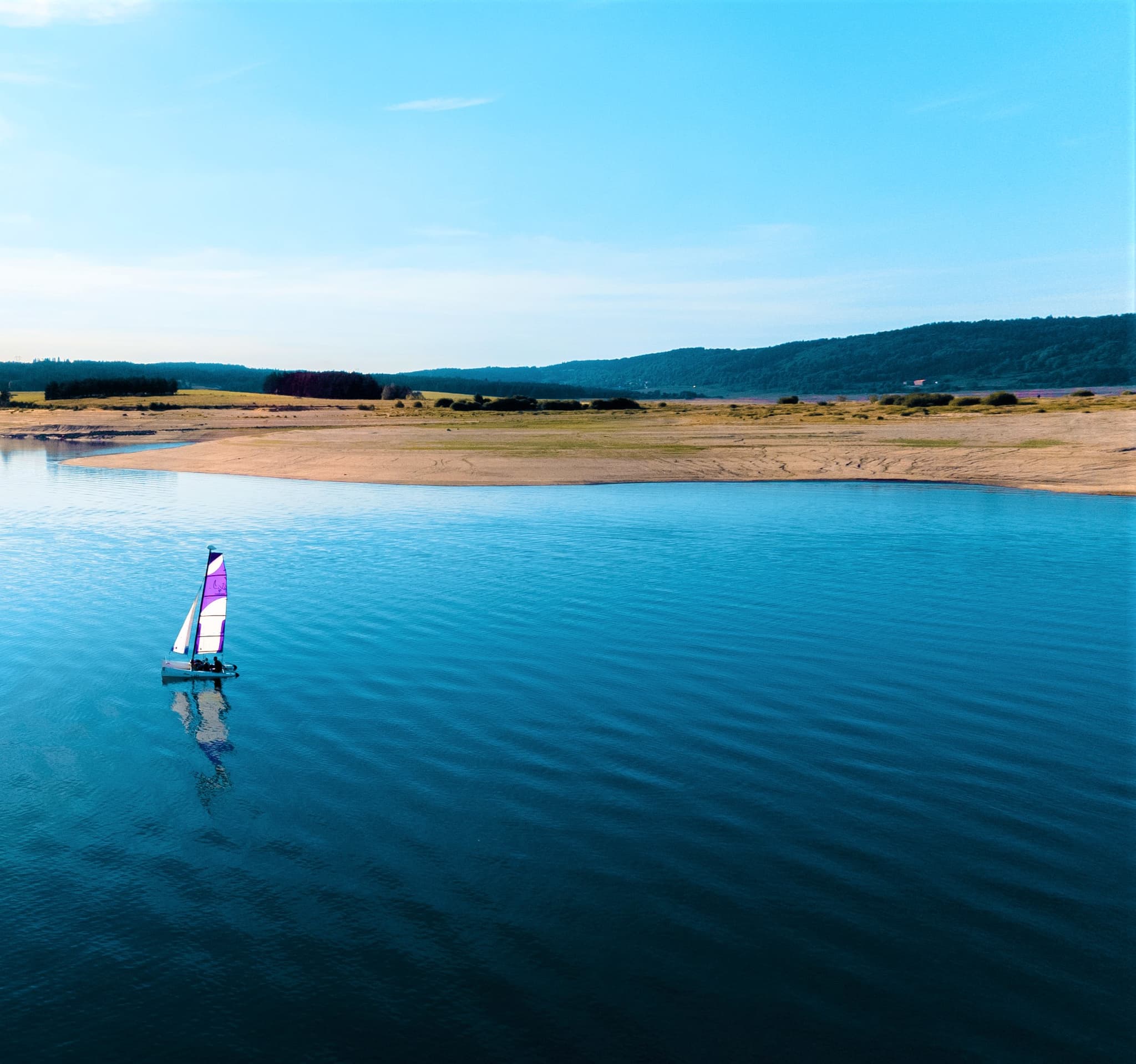 Un catamaran sur le Lac de Naussac