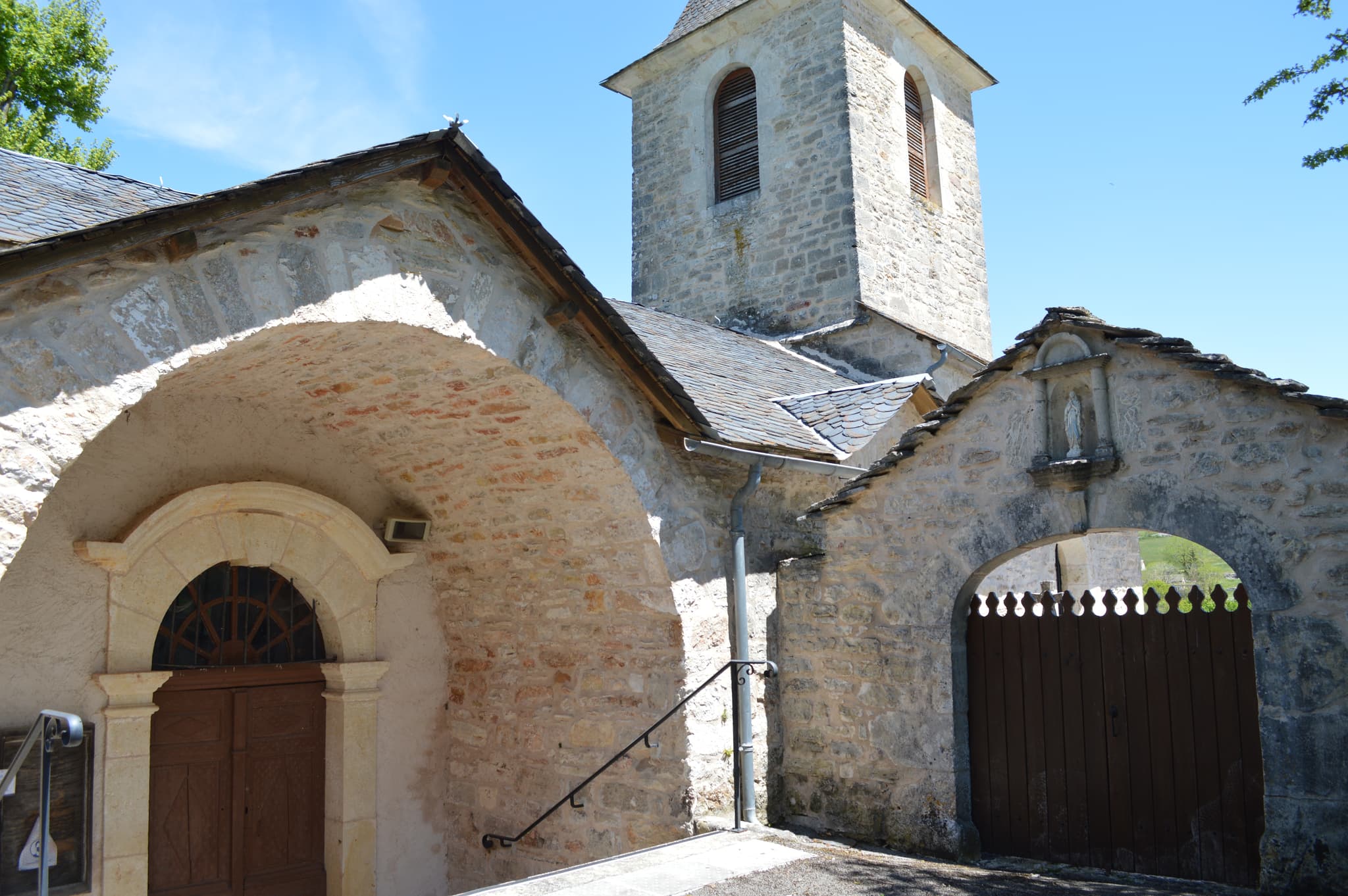 Eglise Notre-Dame du Rosaire - porche et entrée du cimetière