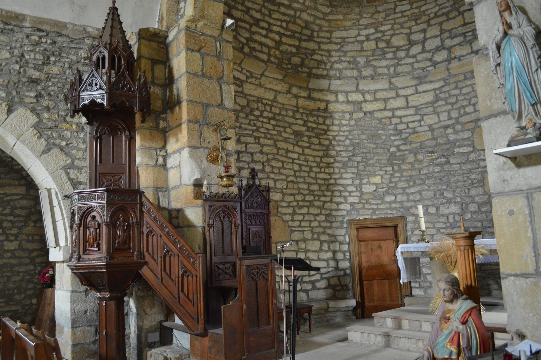 Eglise de Montjézieu - Choeur et chaire