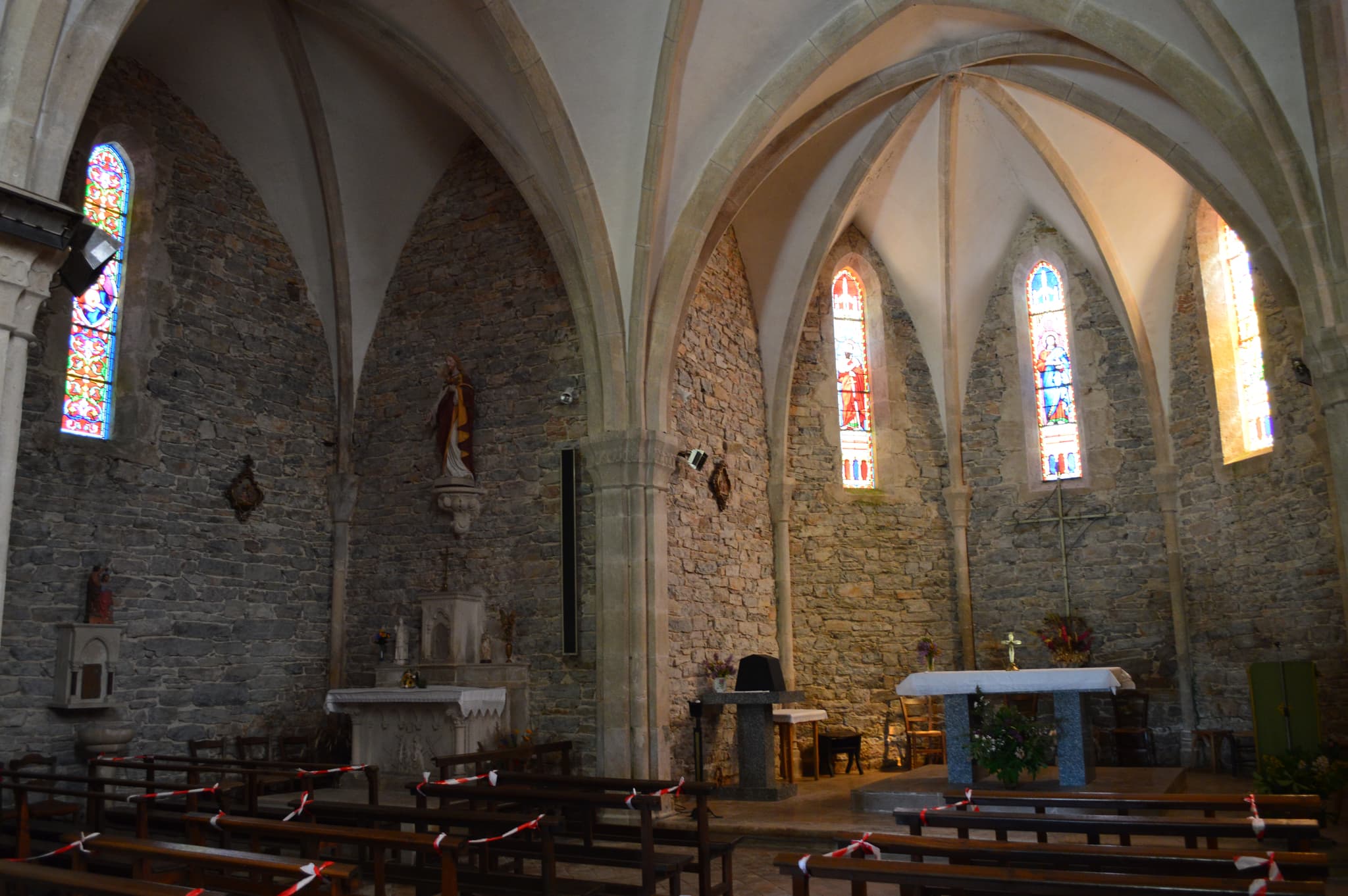 Eglise de Mas St-Chély - choeur et chapelle latérale