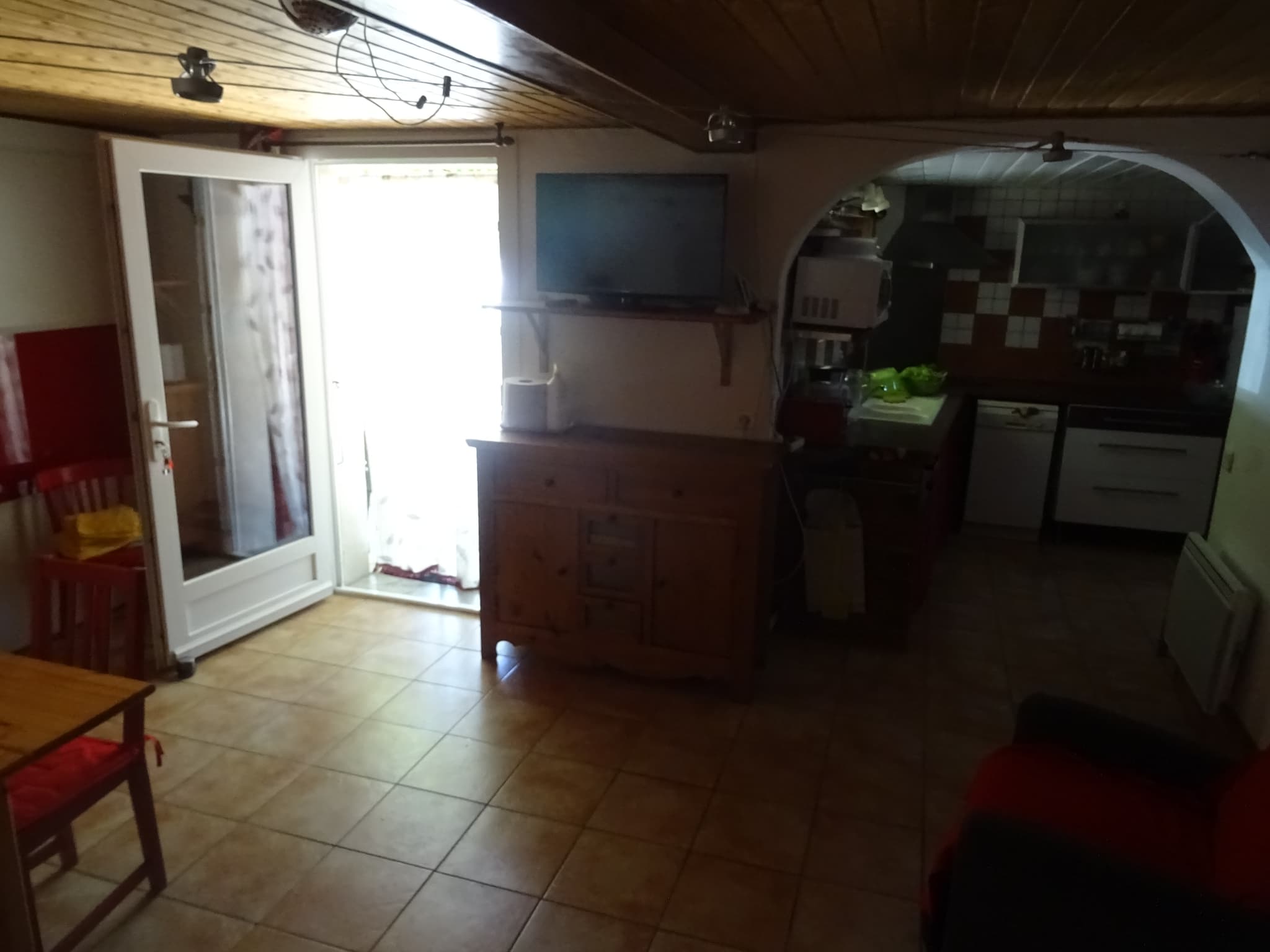 PORTE OUVERTE SUR L'EXTERIEUR ....