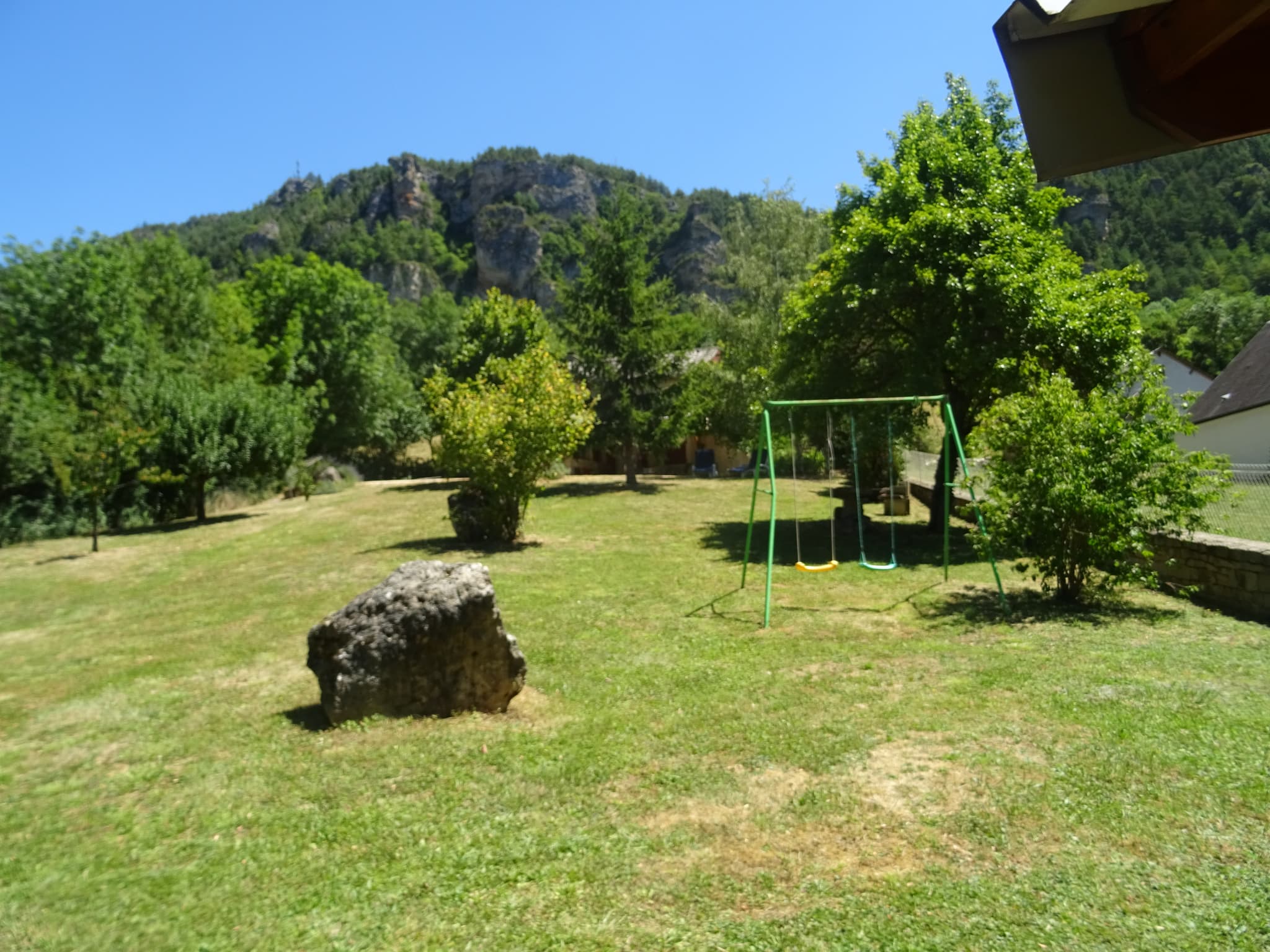 VUE SUR LES ROCHERS QUI ENTOURENT LE VILLAGE...