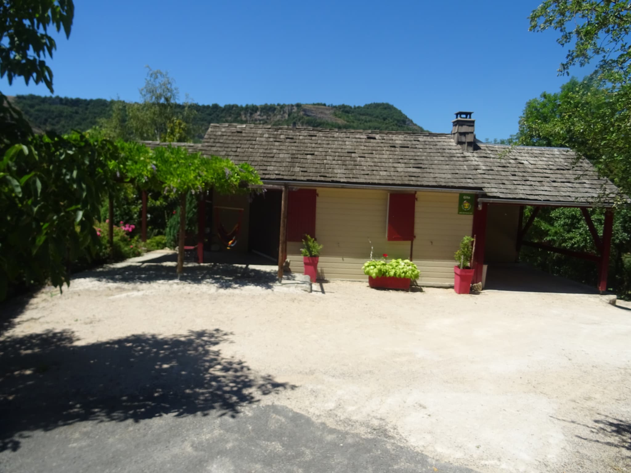 ABRI GARAGE ...LOGIA ...A CE NIVEAU PLAIN PIED.: