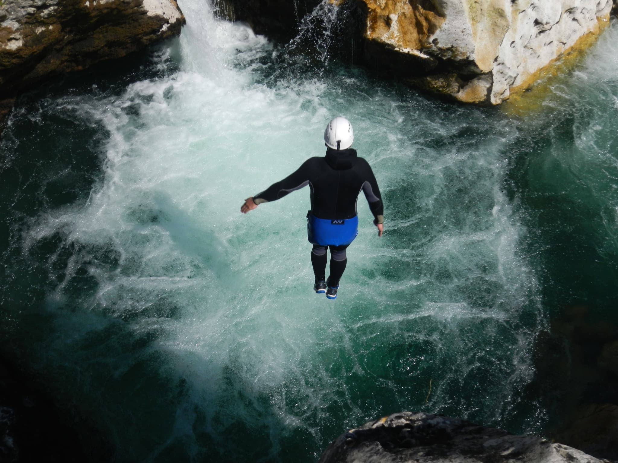 Rando aquatique - le saut dans la piscine à bulle