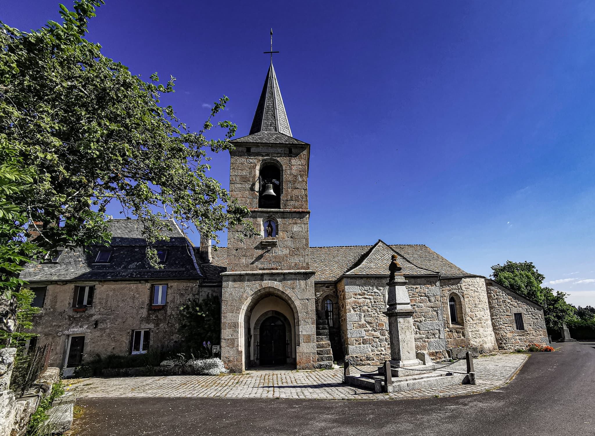Église Berc - vue générale extérieure