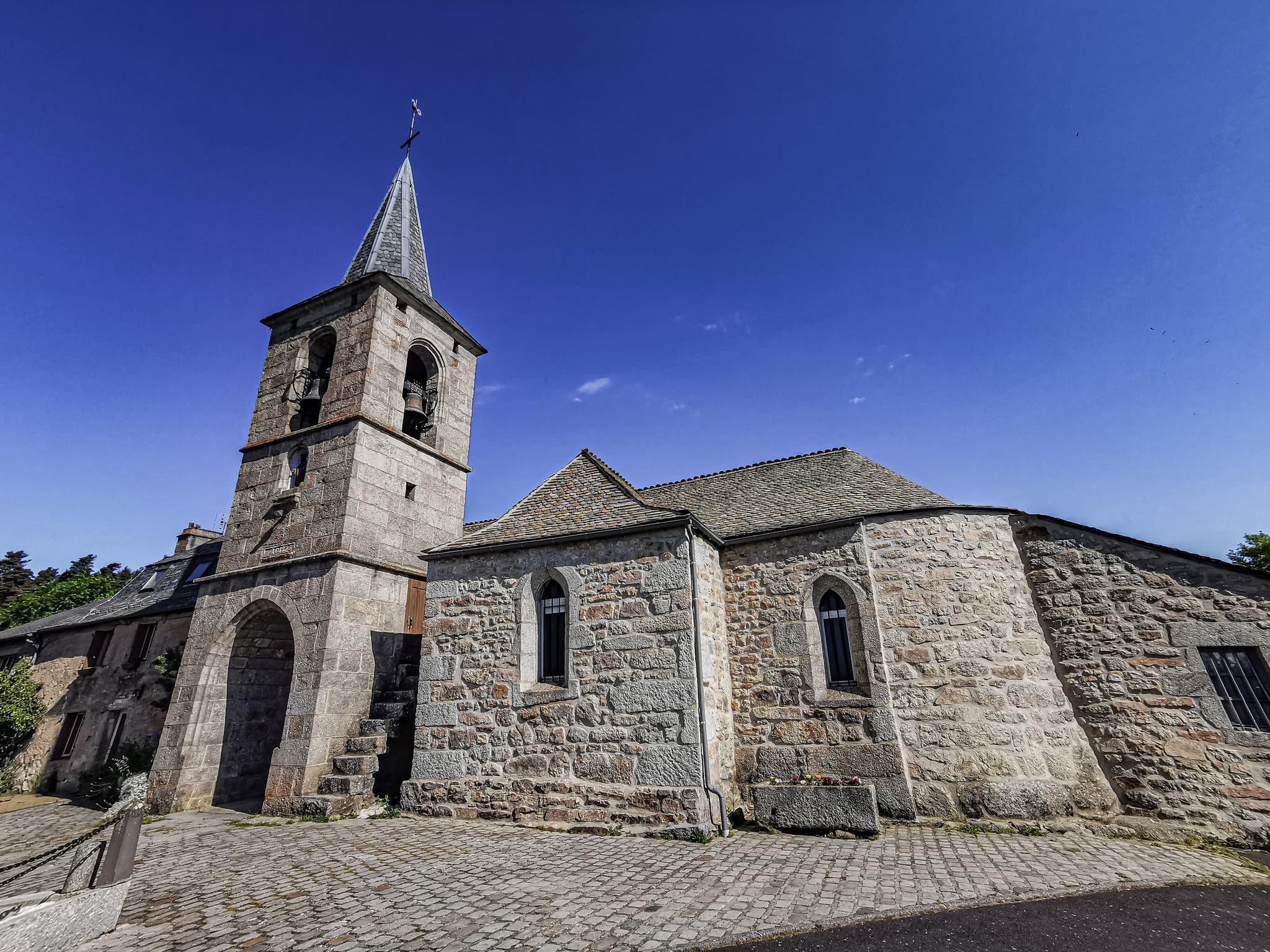 Église Berc - vue générale extérieure