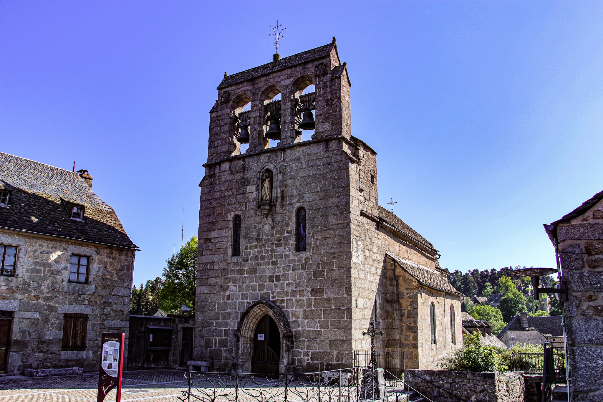 Église Fournels - vue générale extérieure