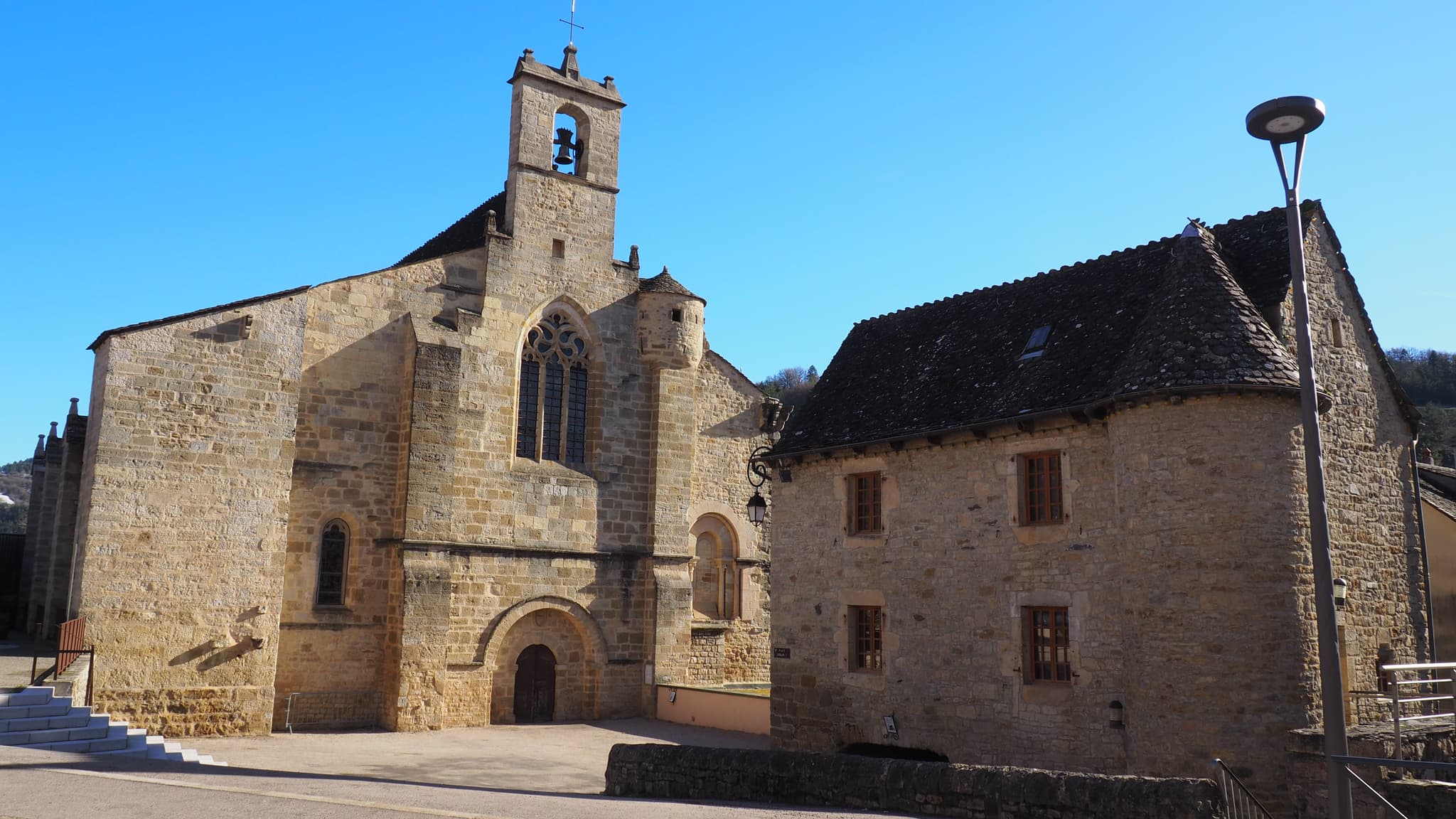 Eglise Saint Sauveur et logis du prieur