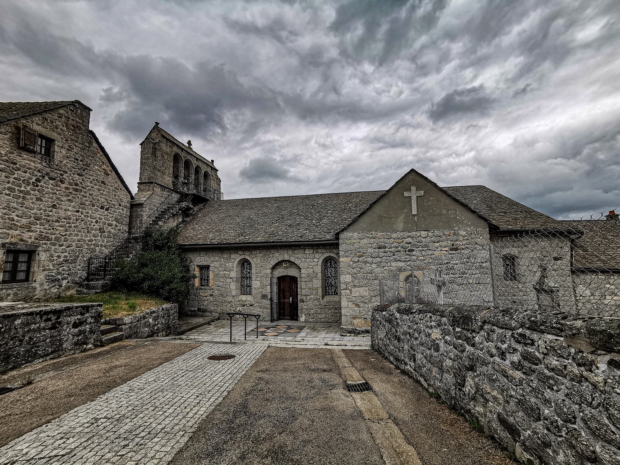 Église Prinsuéjols - vue générale extérieure