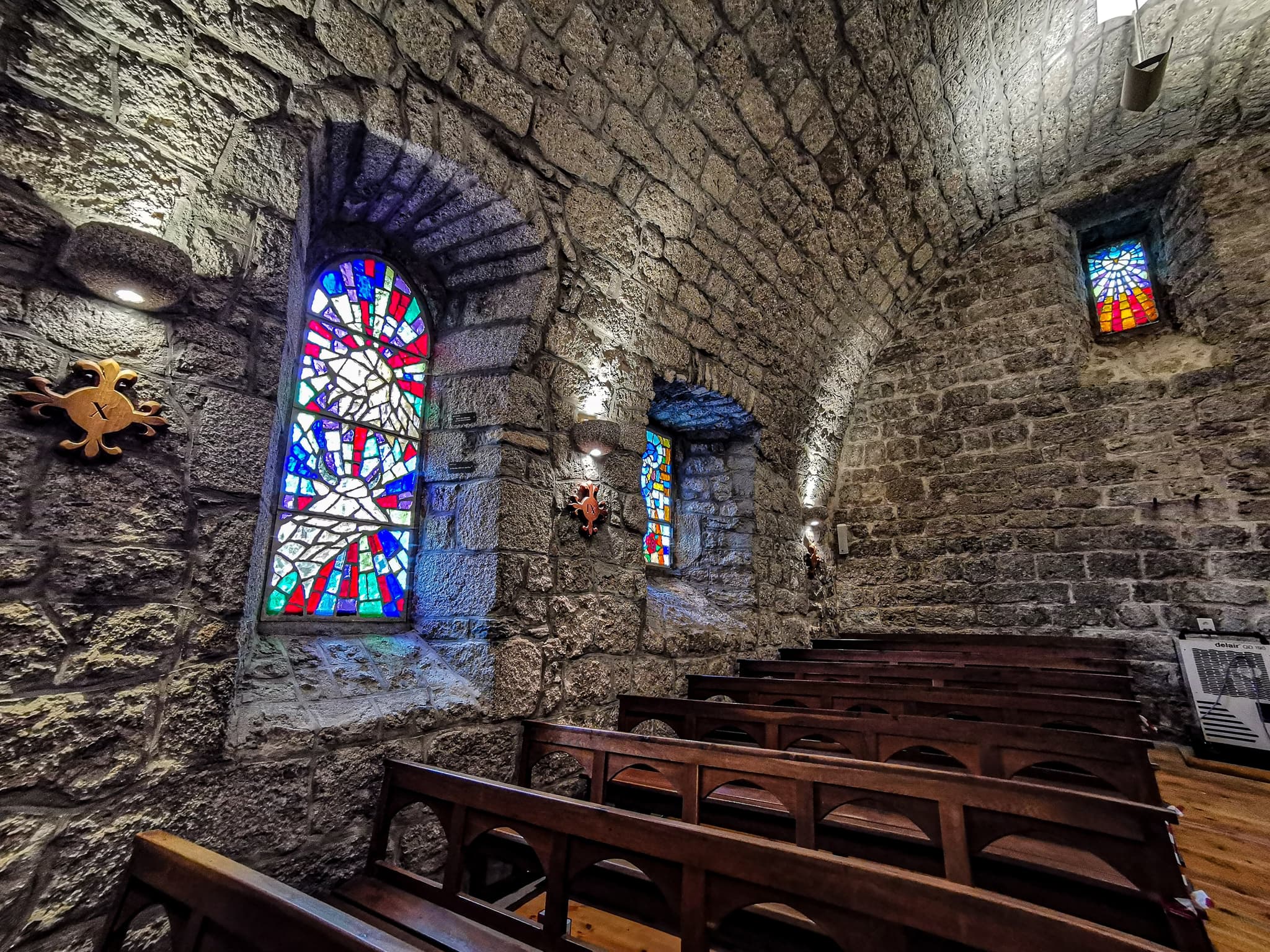 Église Prinsuéjols - vue des vitraux