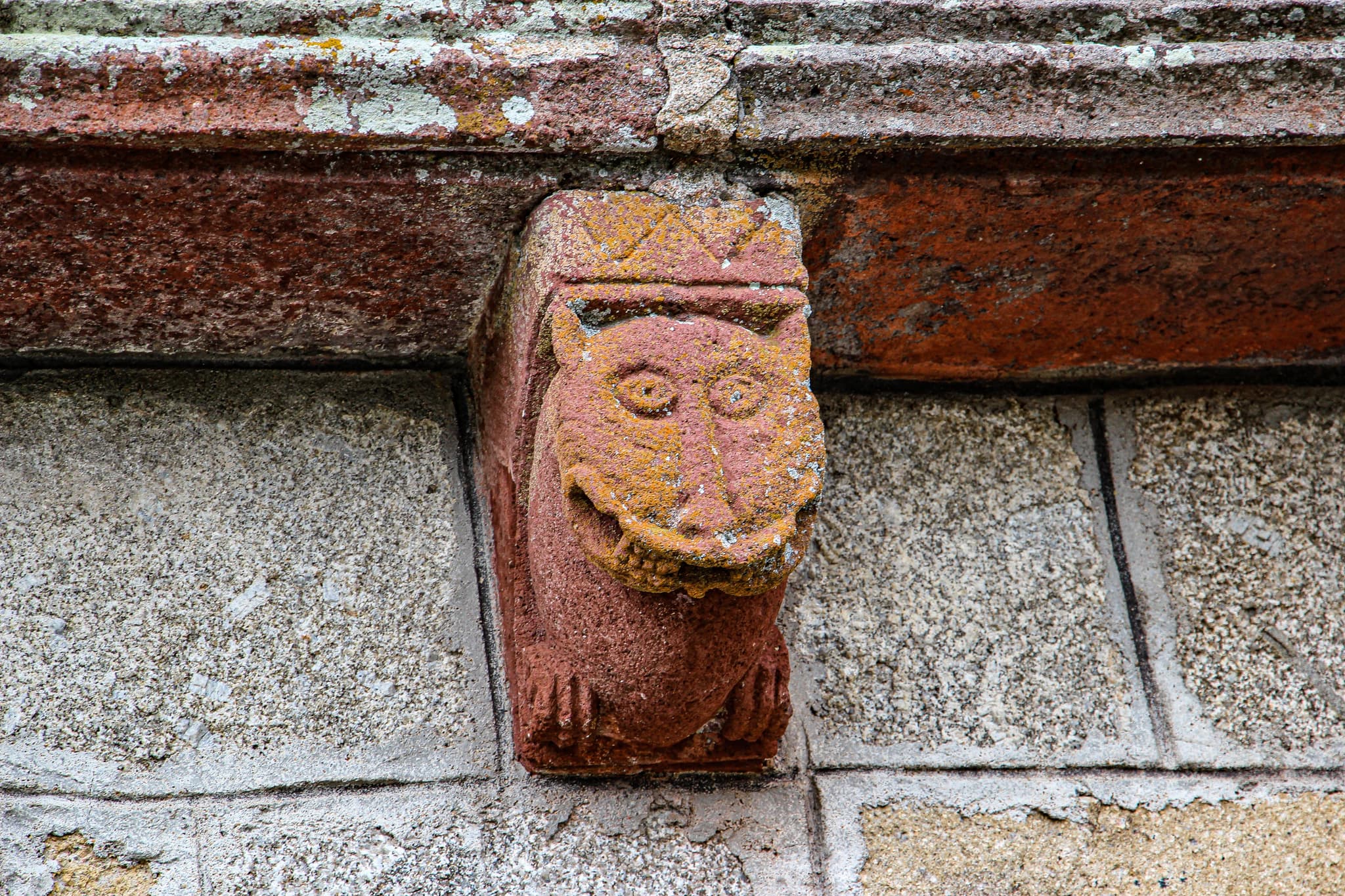 Église Recoules d'Aubrac - détail échiquier