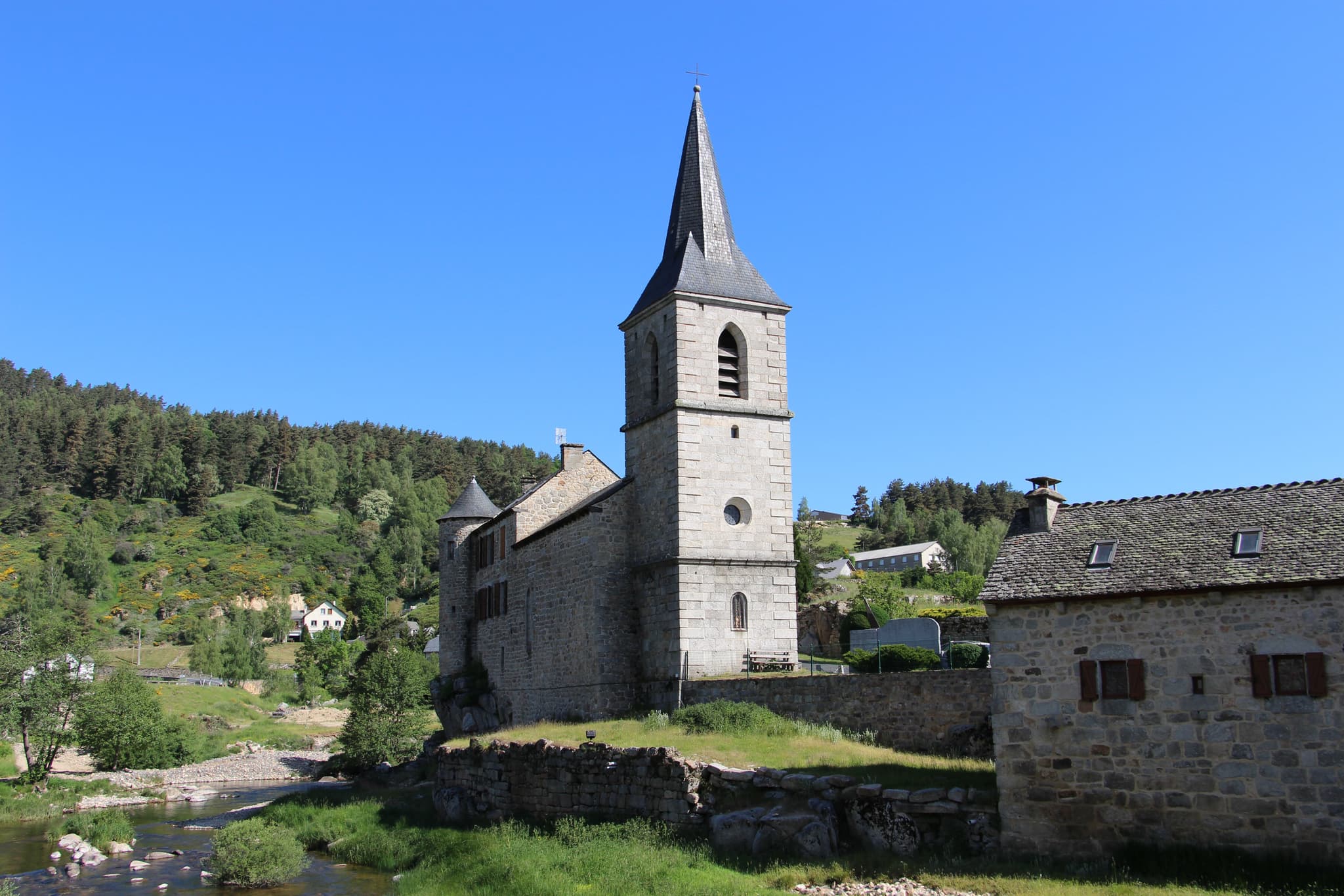 Église Saint-Juéry - vue générale extérieure