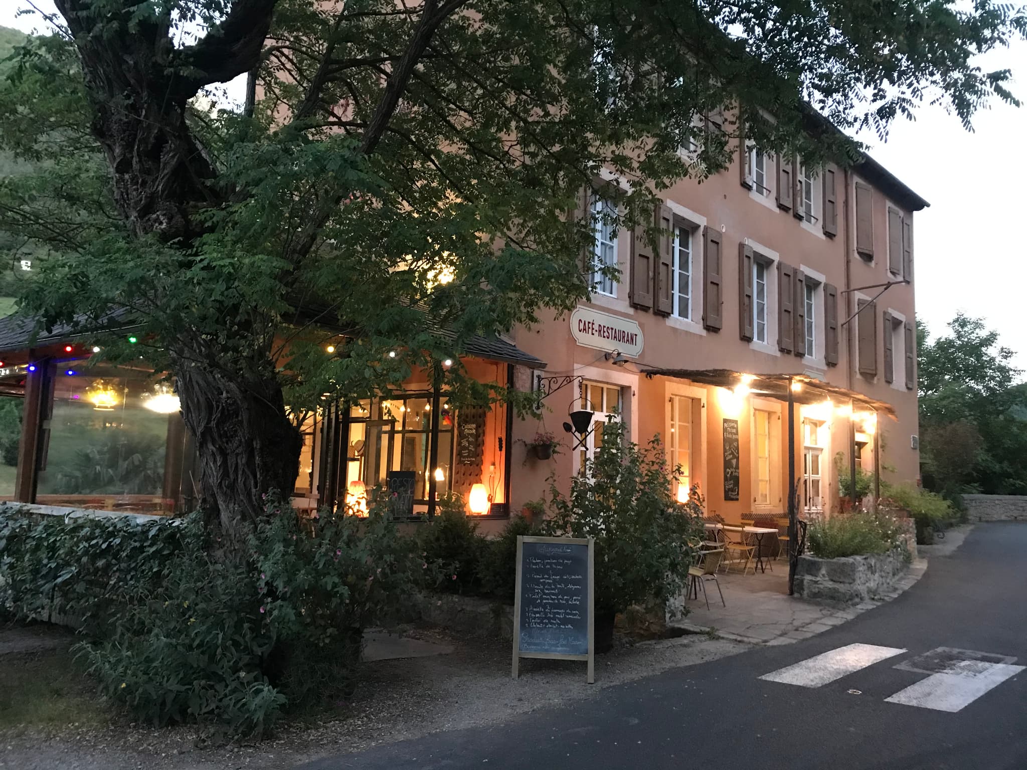 Façade rue le soir
