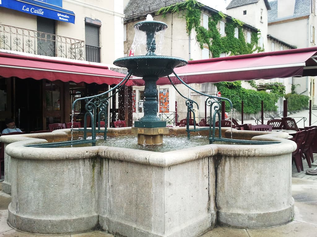 Fontaine-Place-d'Aigues-Passes