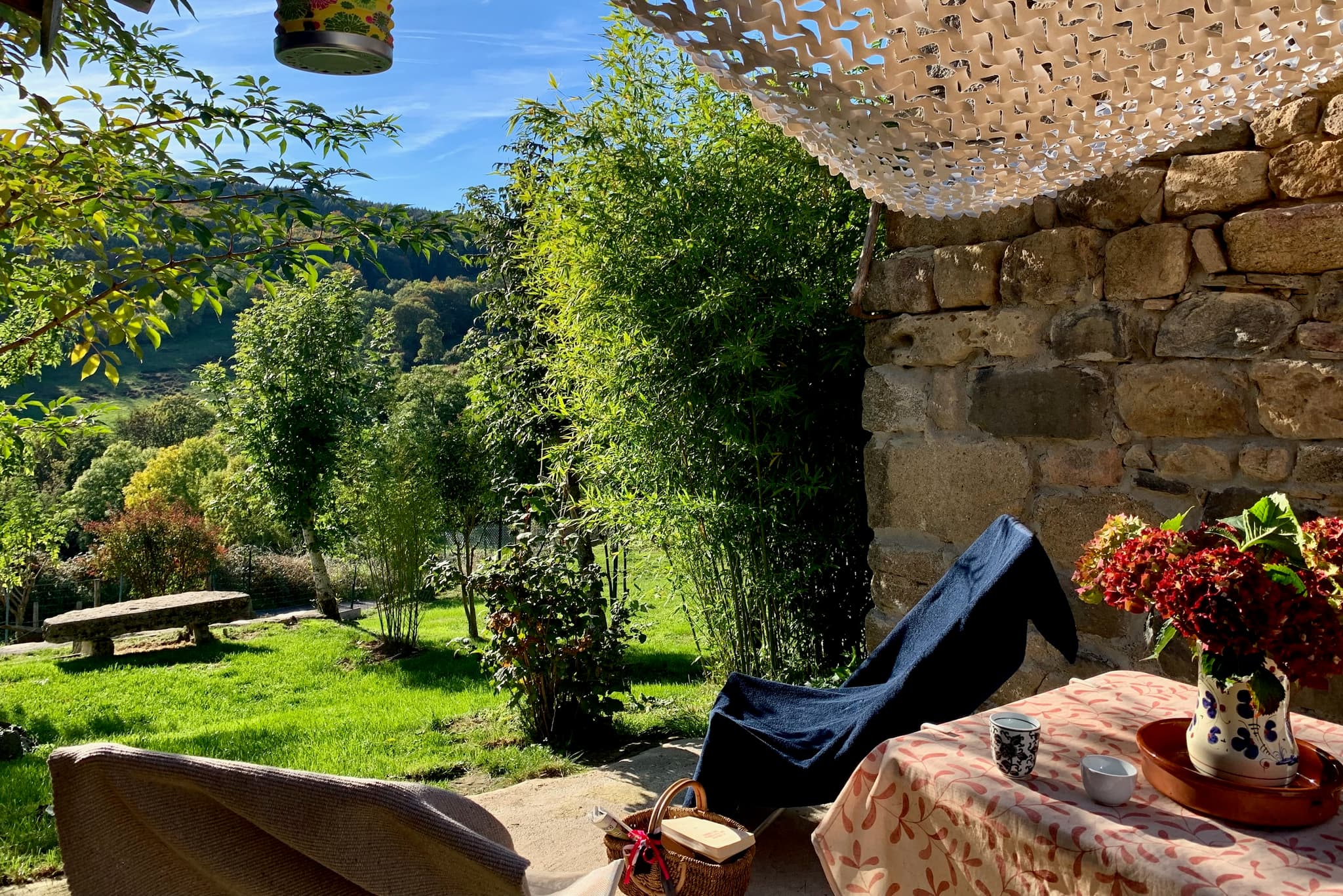 Grange-terrasse-banc-pierre