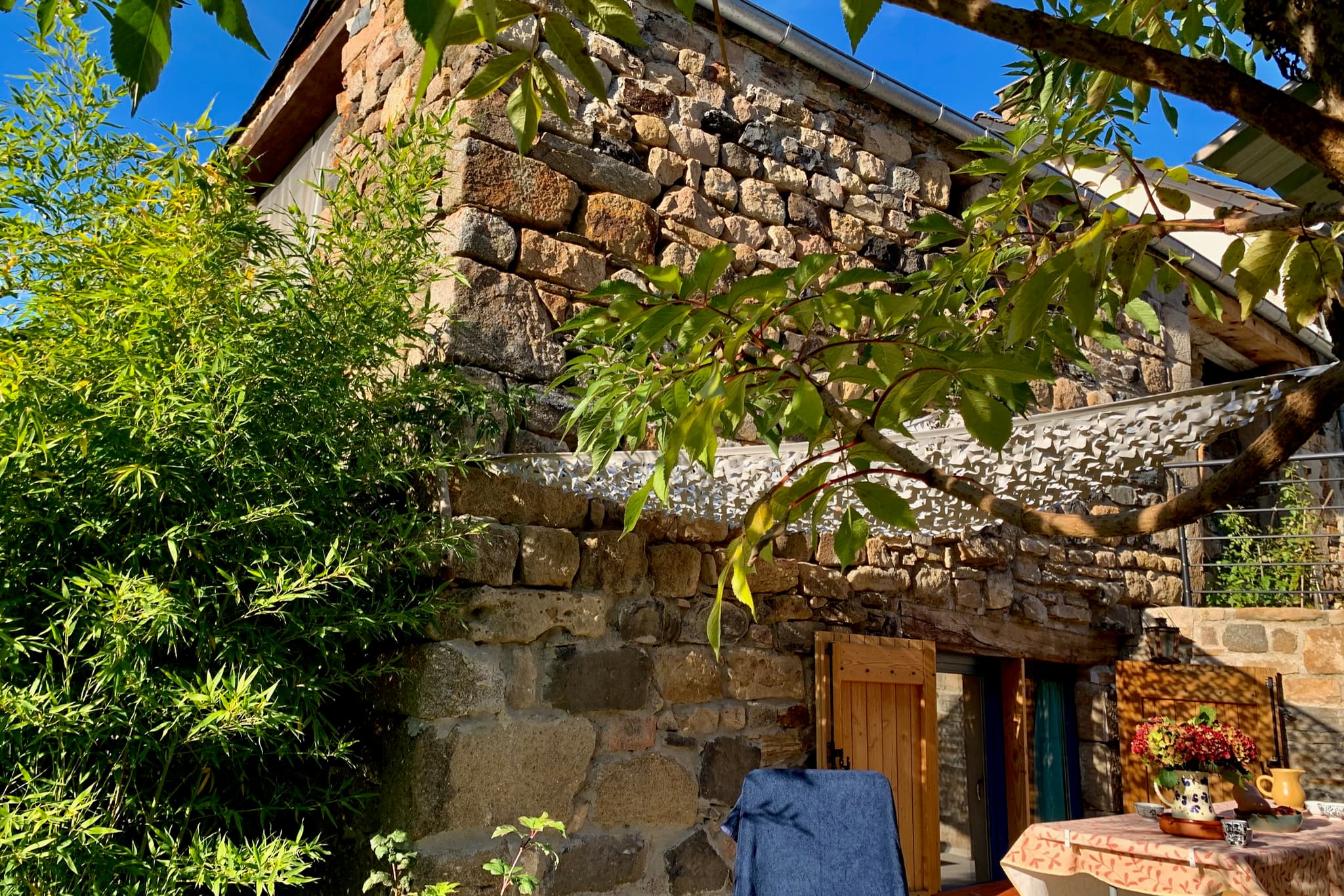 Grange-terrasse-bambous