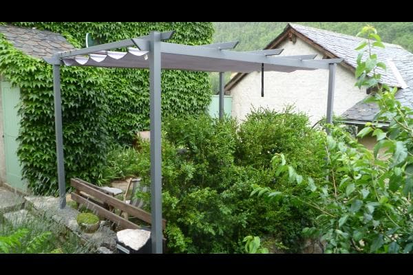 Le jardinet et sa pergola