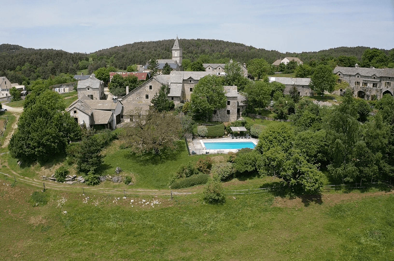 LEdS - vue aérienne du domaine et du village