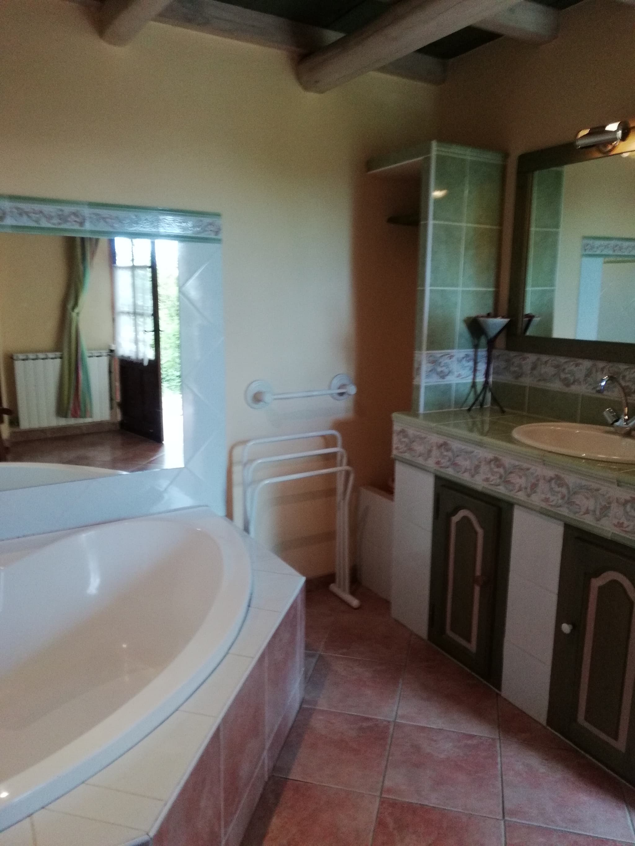 Chambre 1 coin toilette, baignoire d'angle