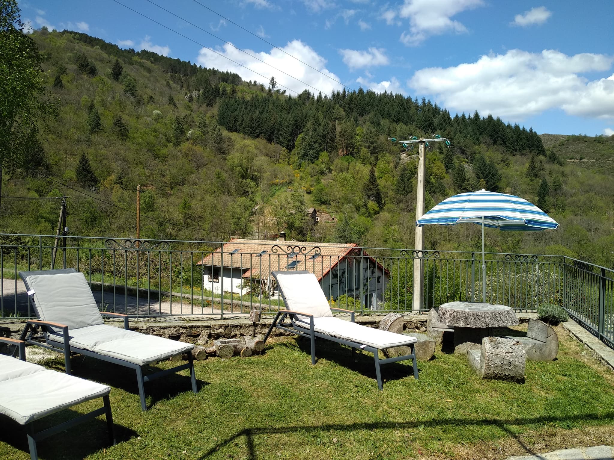 Jardin cloturé avec bains de soleil