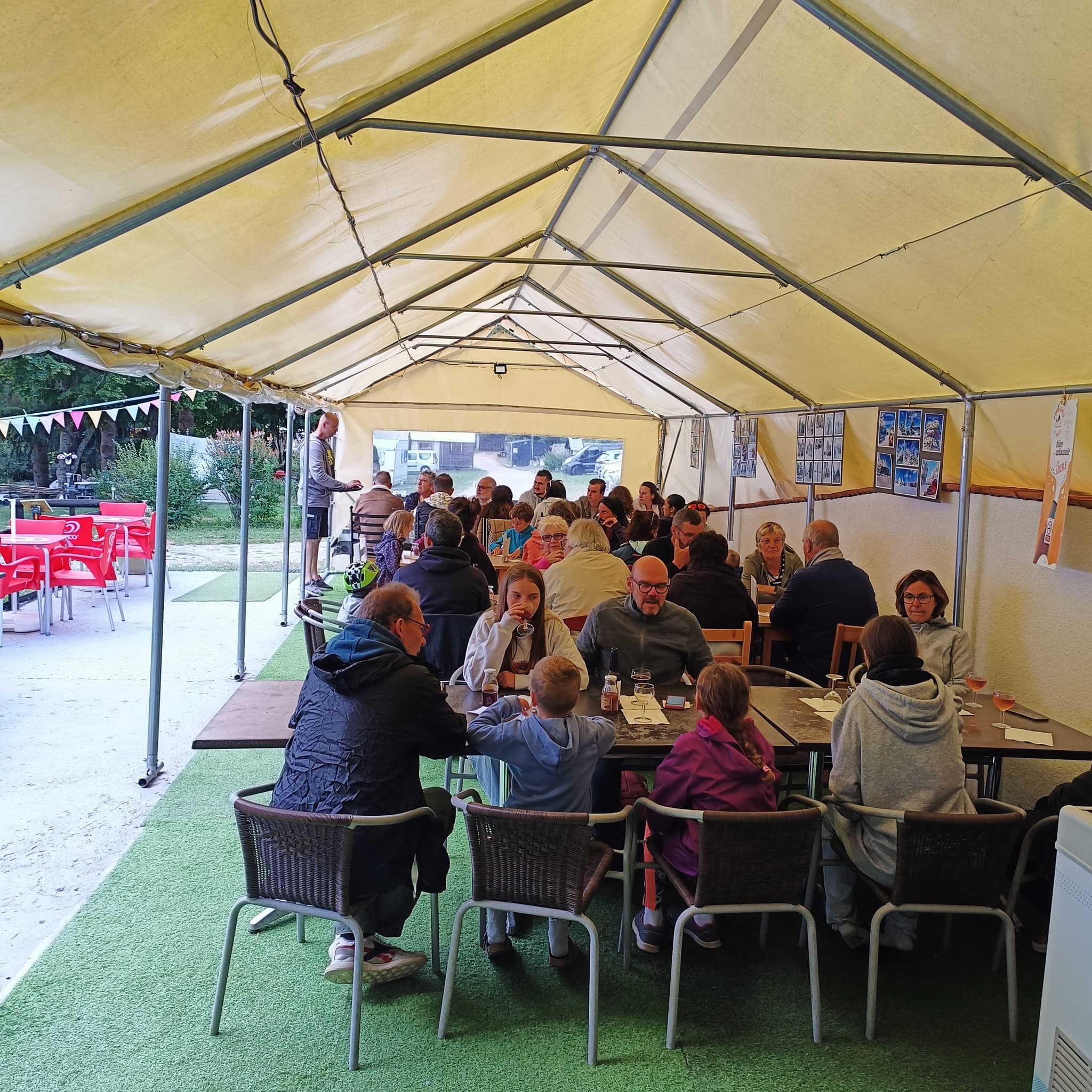 La terrasse du camping du pont de braye