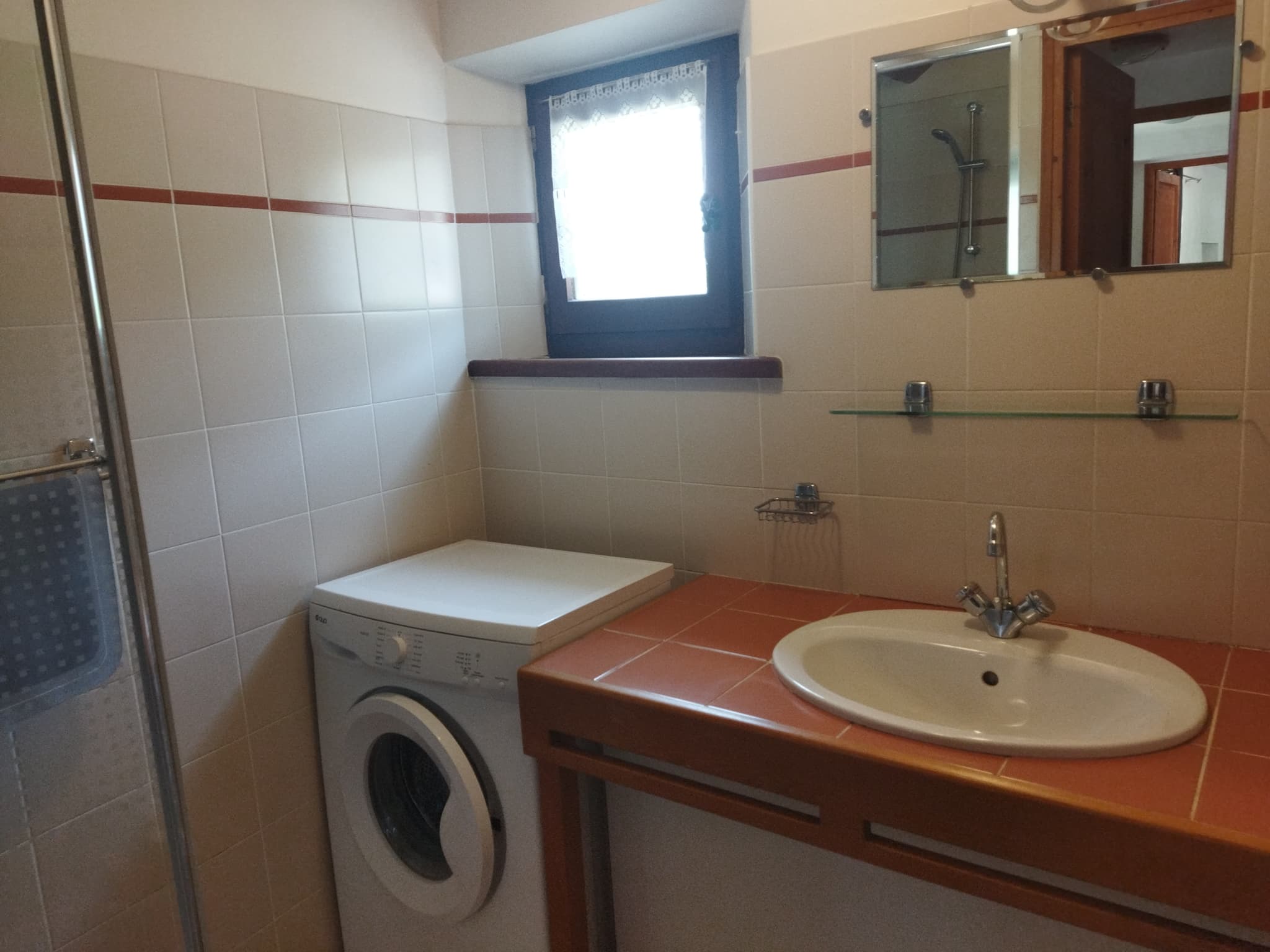 Salle de bain rez de chaussée ( 1 vasque, 1 douche)