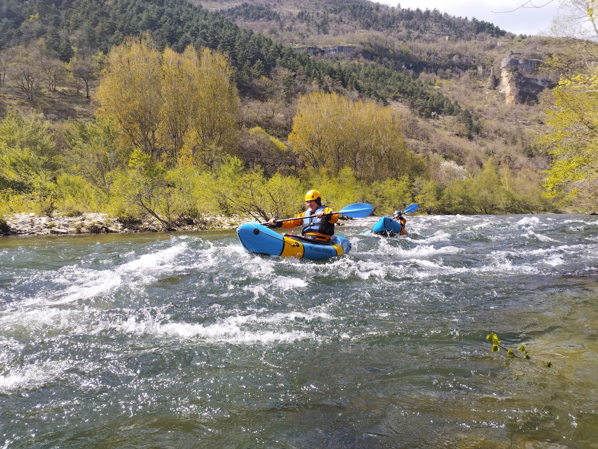 Entre randonnée et navigation, le packraft en liberté.