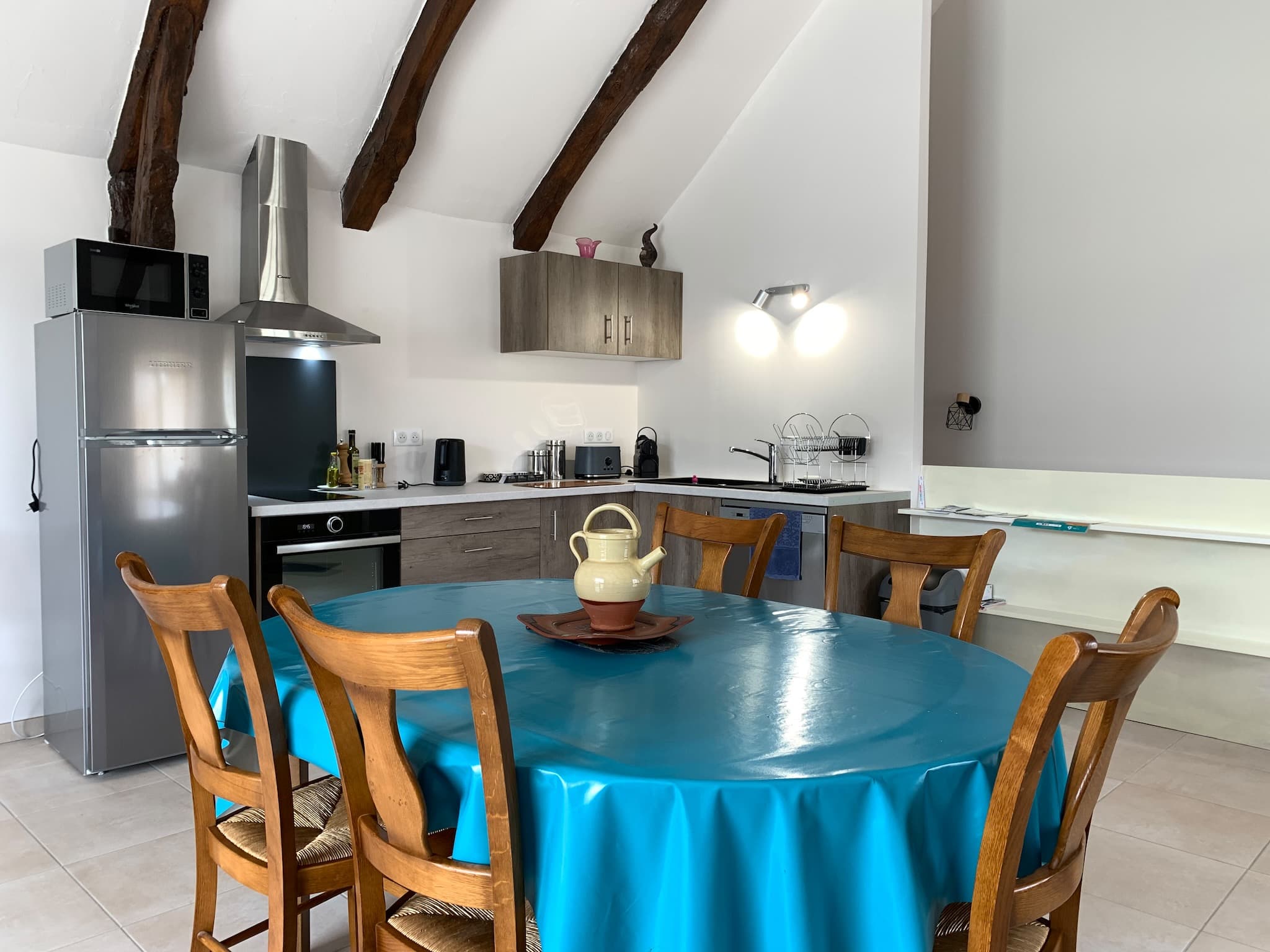 Grange-espace-repas-cuisine-equipee