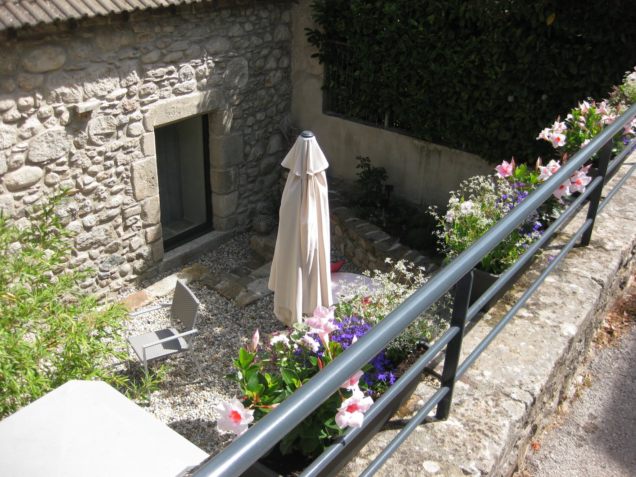 4 La cour côté chambre