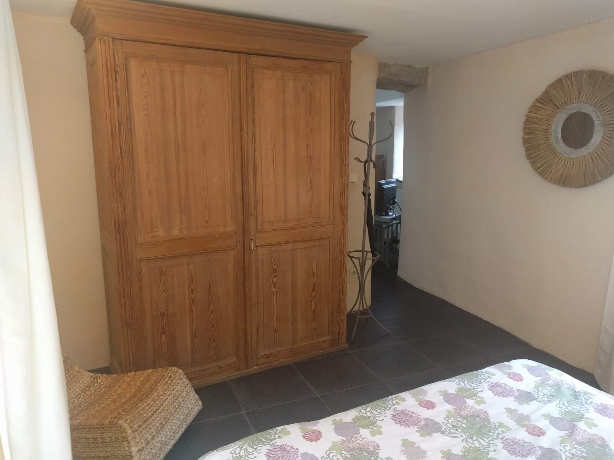 23 La grande commode de la chambre