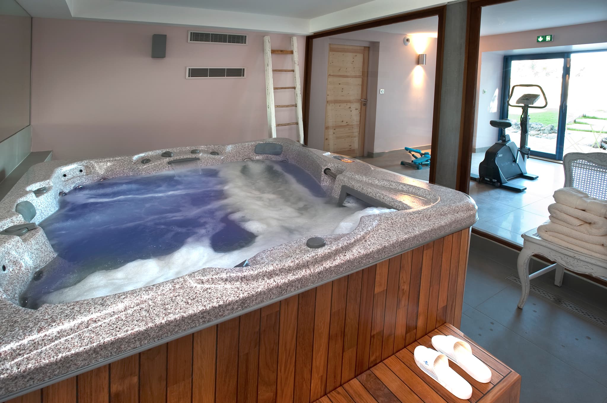 La-grange-Emilie jacuzzi