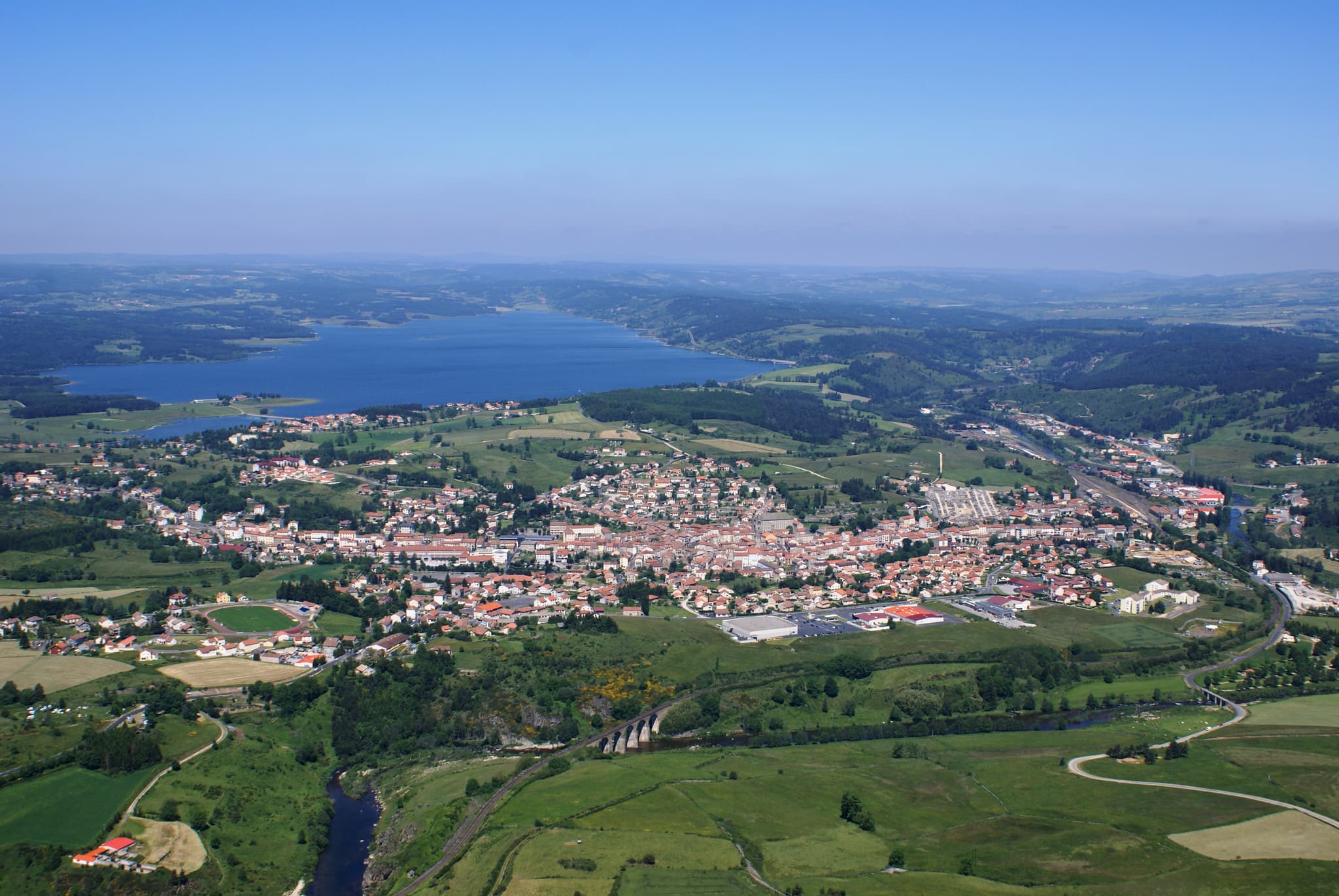Vue aérienne Langogne et le Lac de Naussac