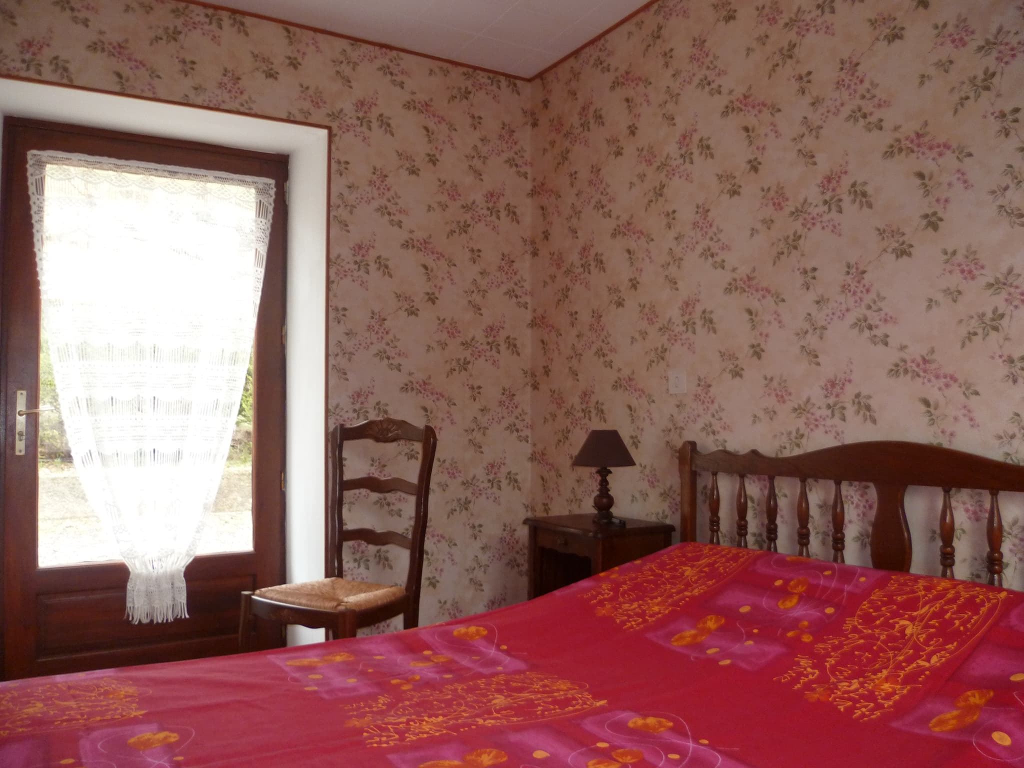 1ère chambre avec porte fenêtre donnant sur l'exterieur
