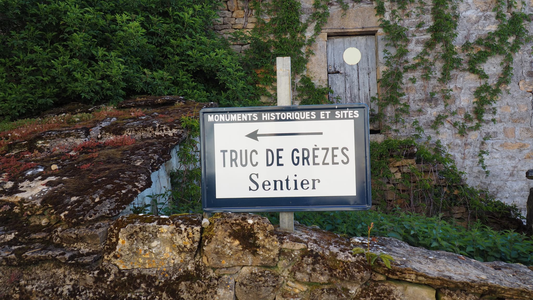 Sentier pour monter sur l'ancienne place forte