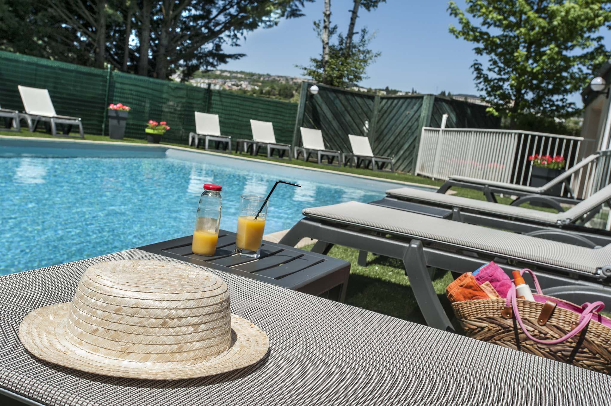 Moment détente près de la piscine