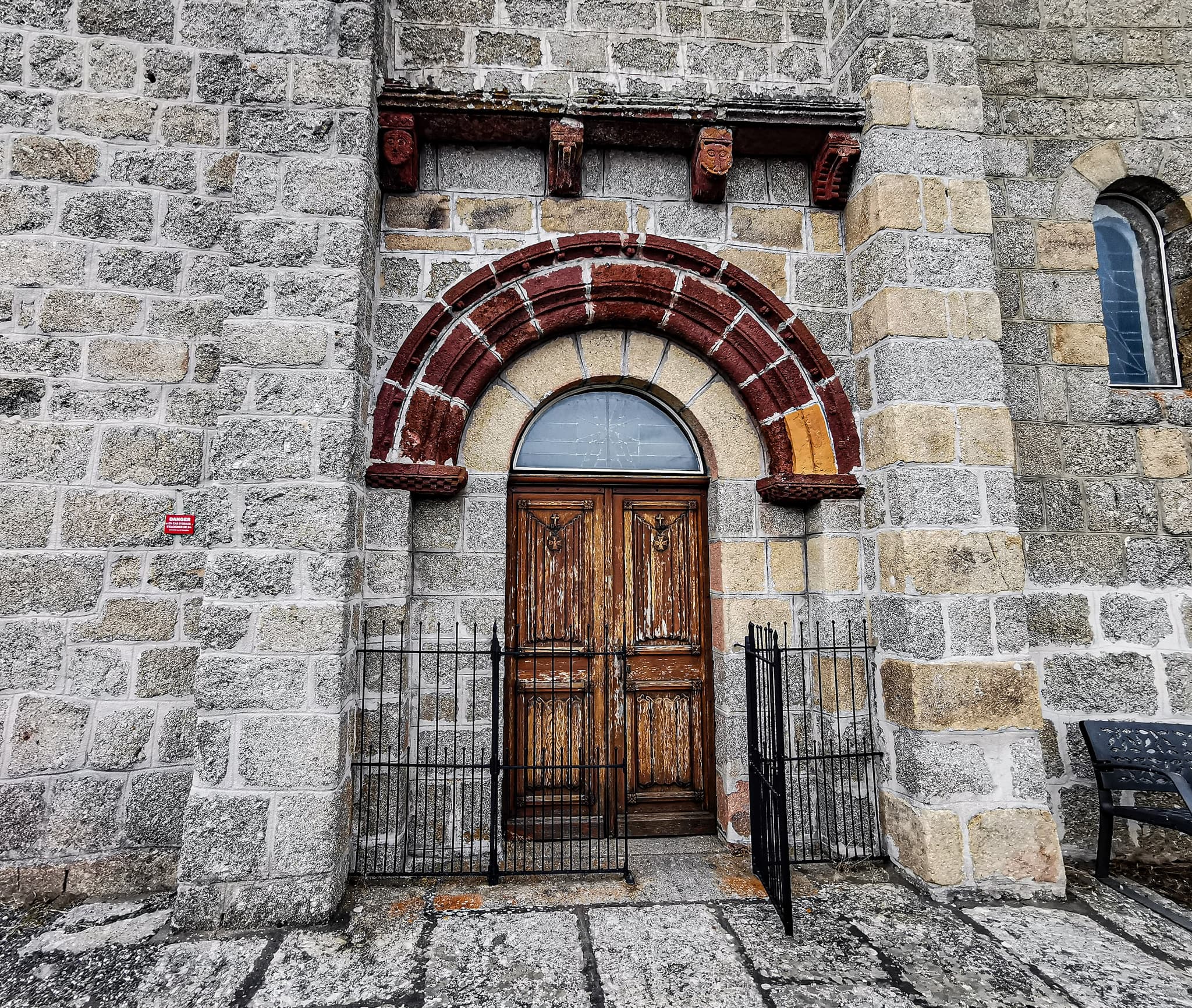 Église Recoules Aubrac - portail sud