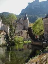 Source du pecher avec chateau