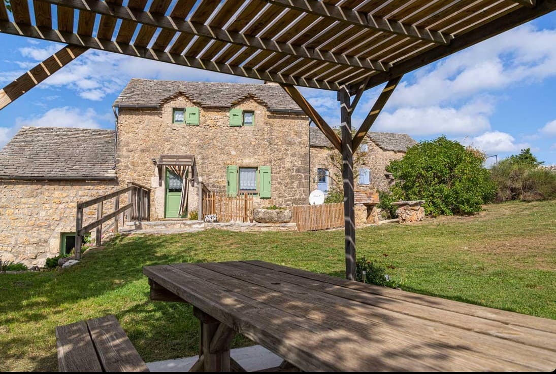 Table de jardin, Gîte de la Vieille Ecole au Bruel, Gorges du Tarn