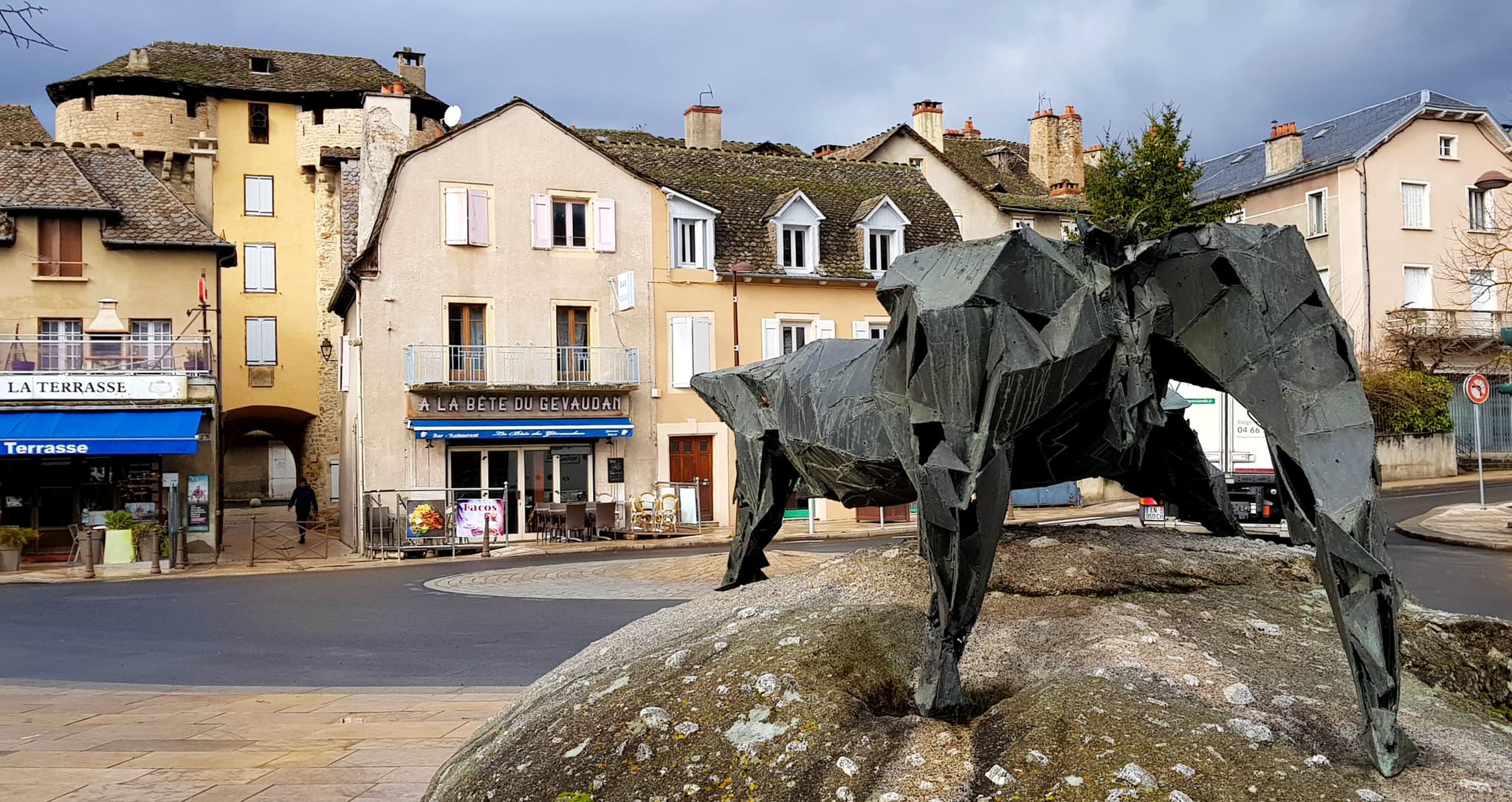 La Bête face à la Porte du Théron