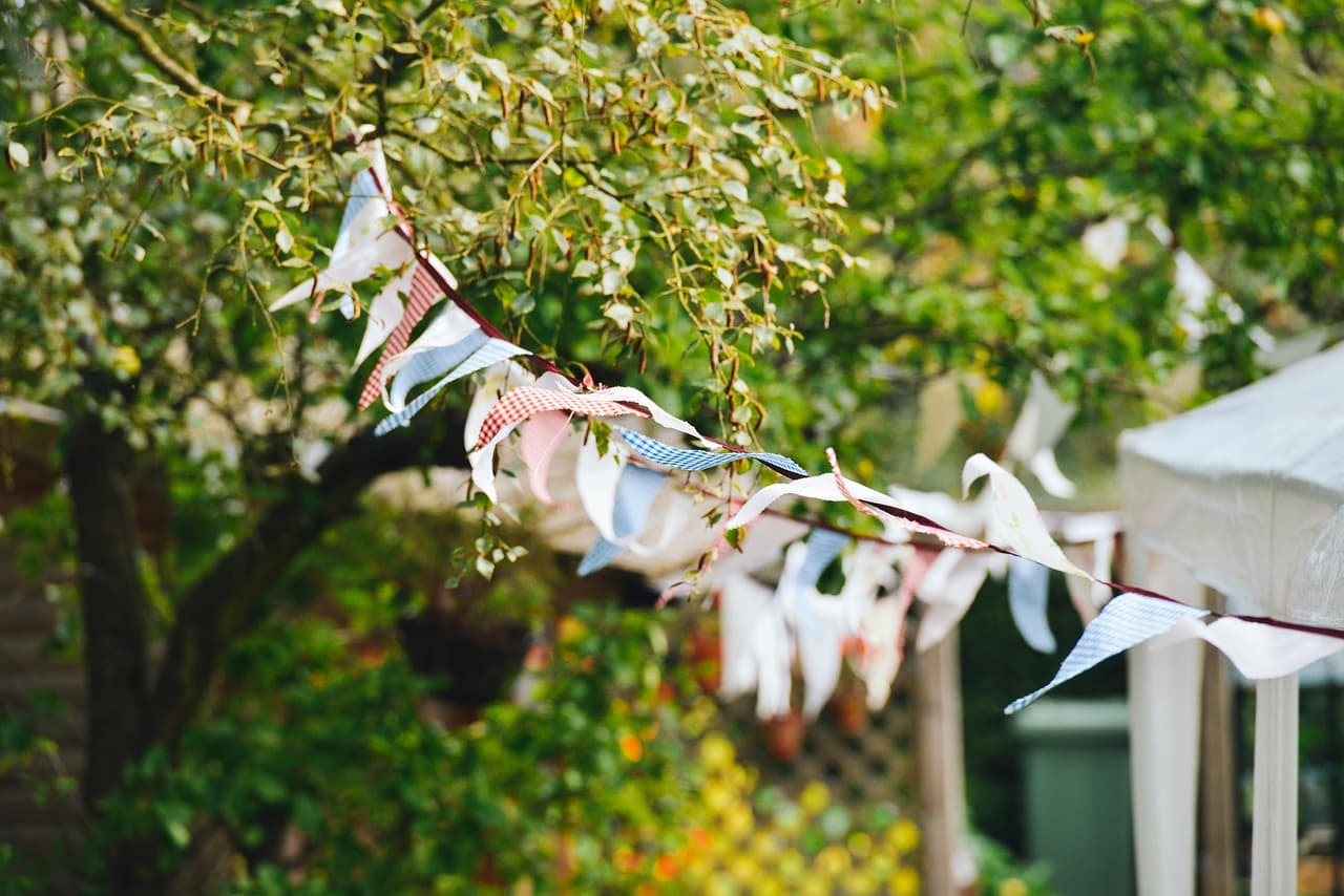 Fete drapeaux jardin