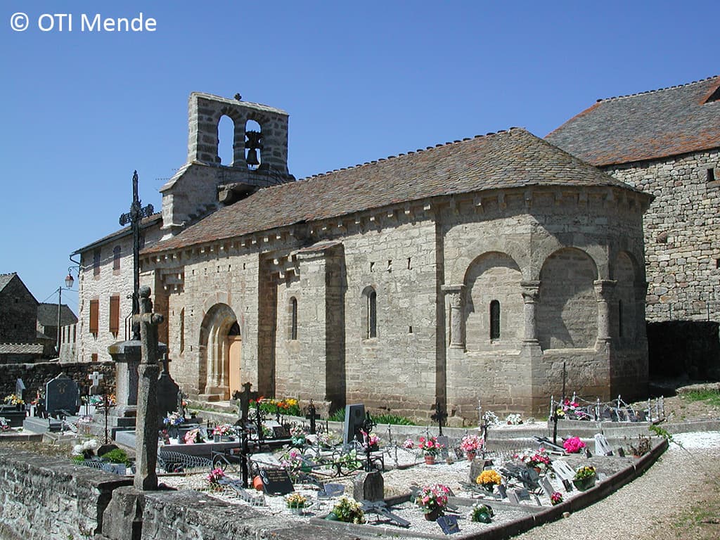 Eglise de la rouviere, pelouse