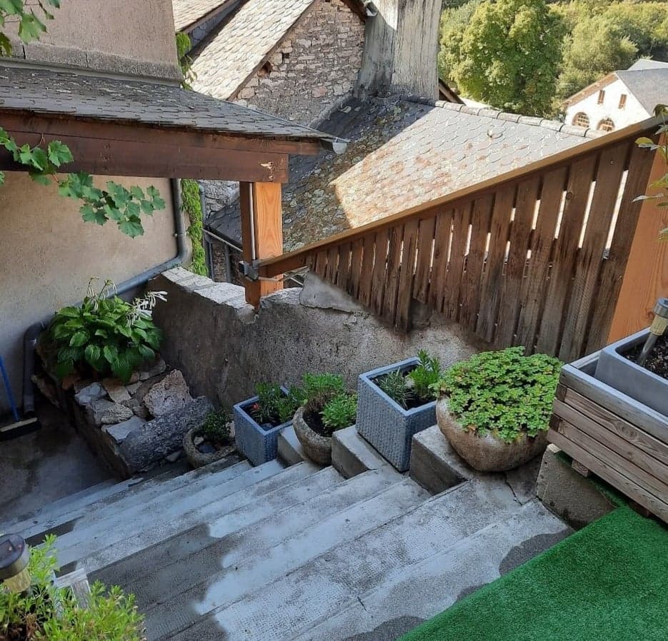 Barry - escalier extérieur menant de la chambre du bas à l'étage à vivre
