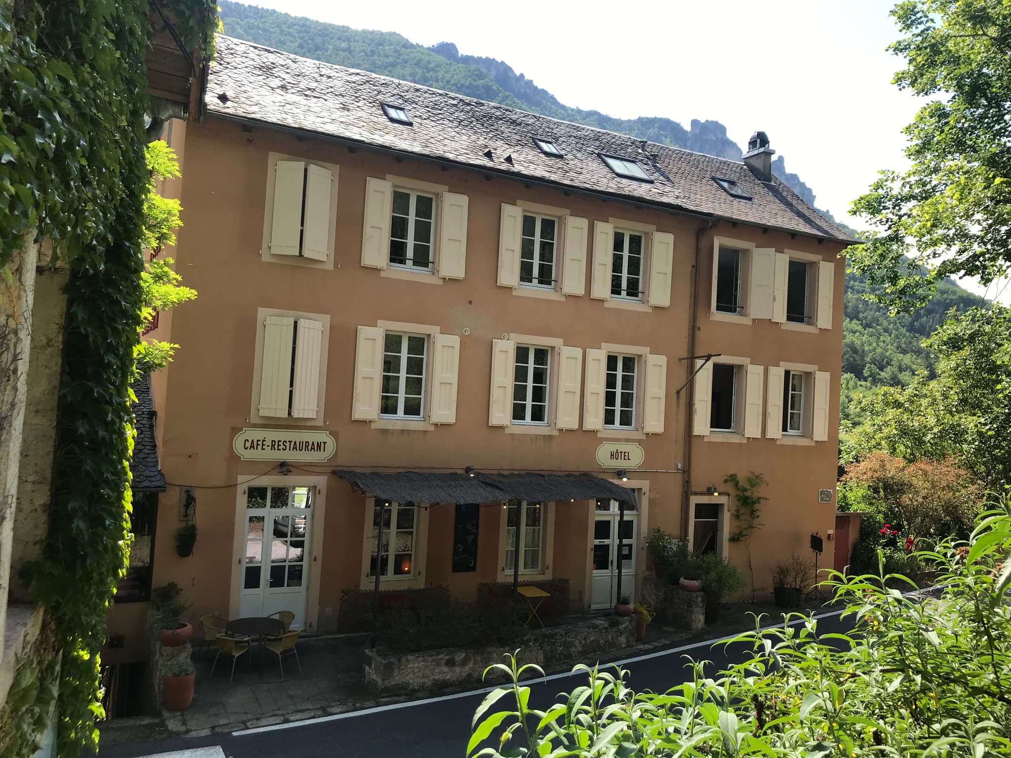 Façade rue depuis gîte