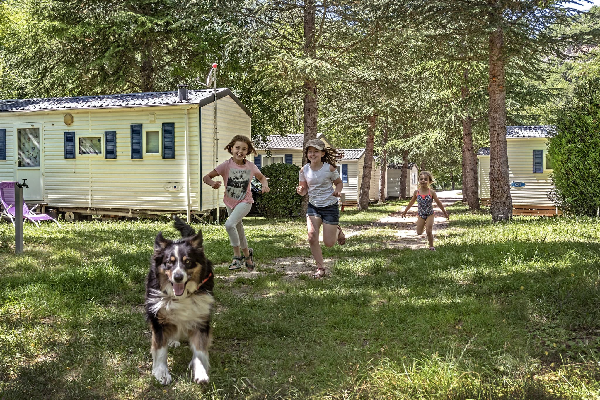 Filles-allee-camping