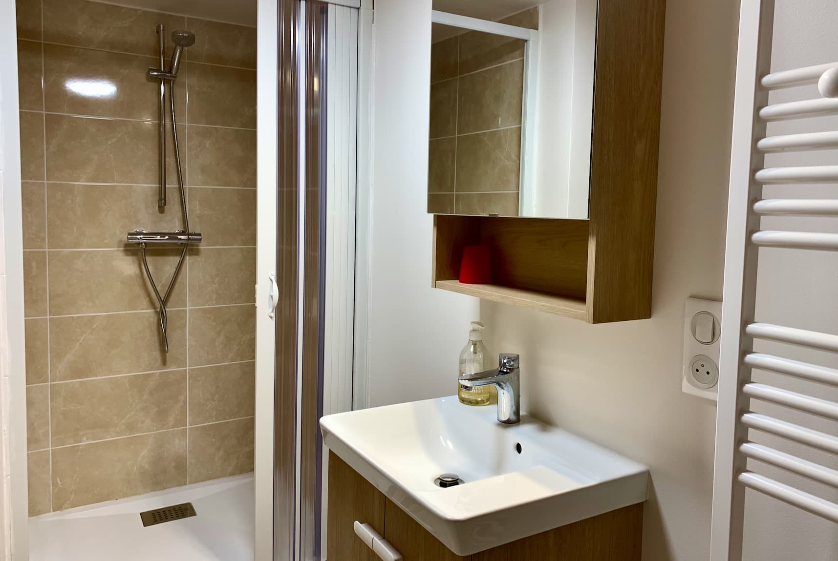 Grange-sdb-douche-lavabo