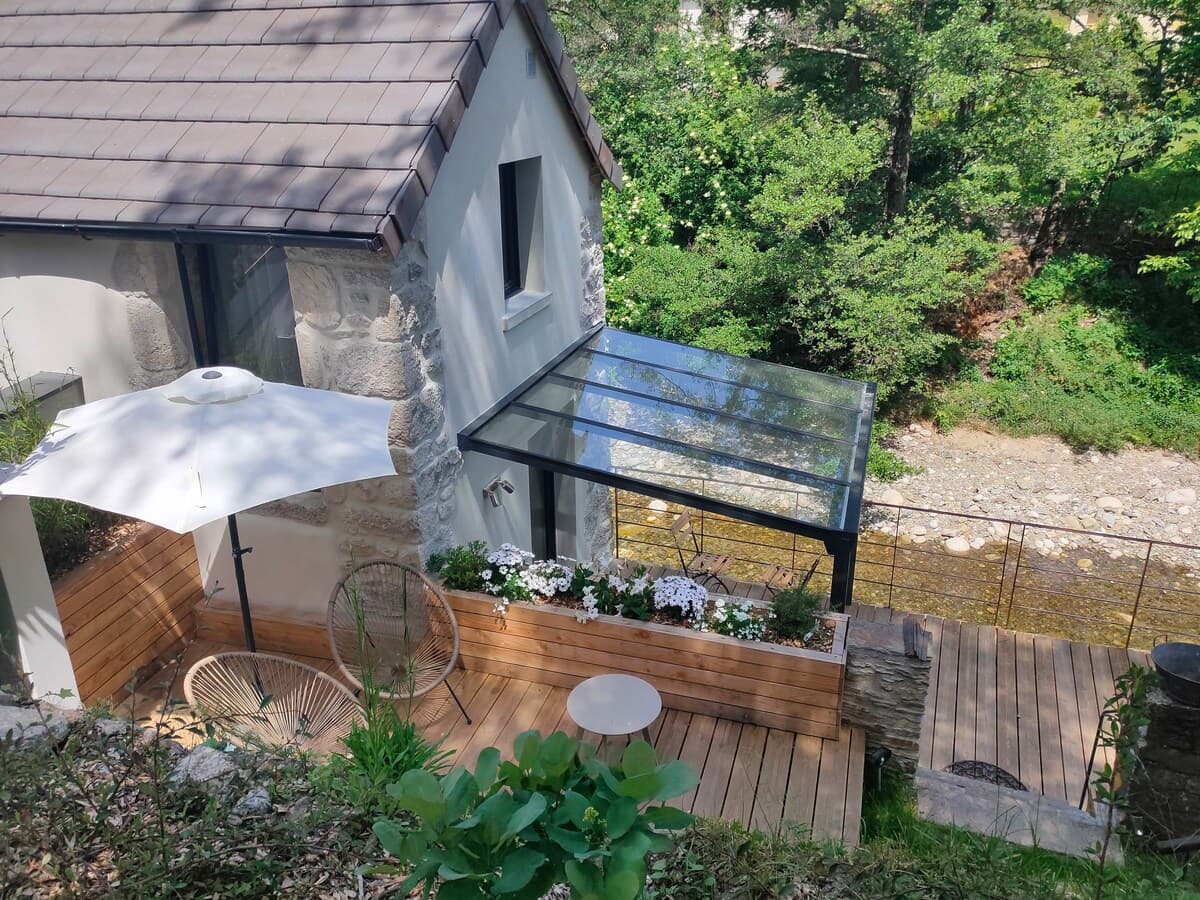 5 La maisonnette avec sa pergola.
